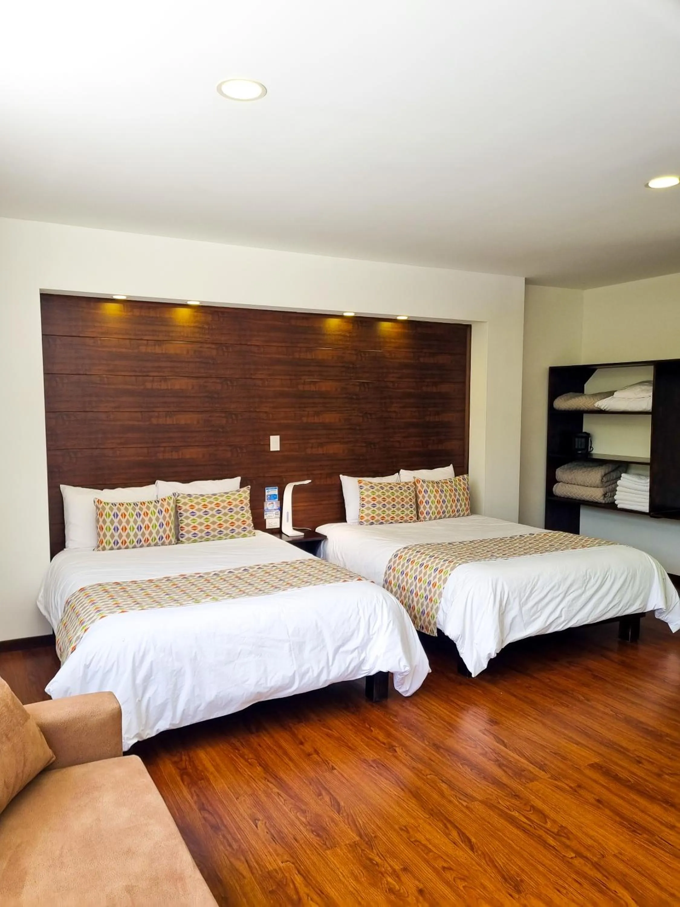 Photo of the whole room, Bed in Burbi Lake Lodge Monteverde
