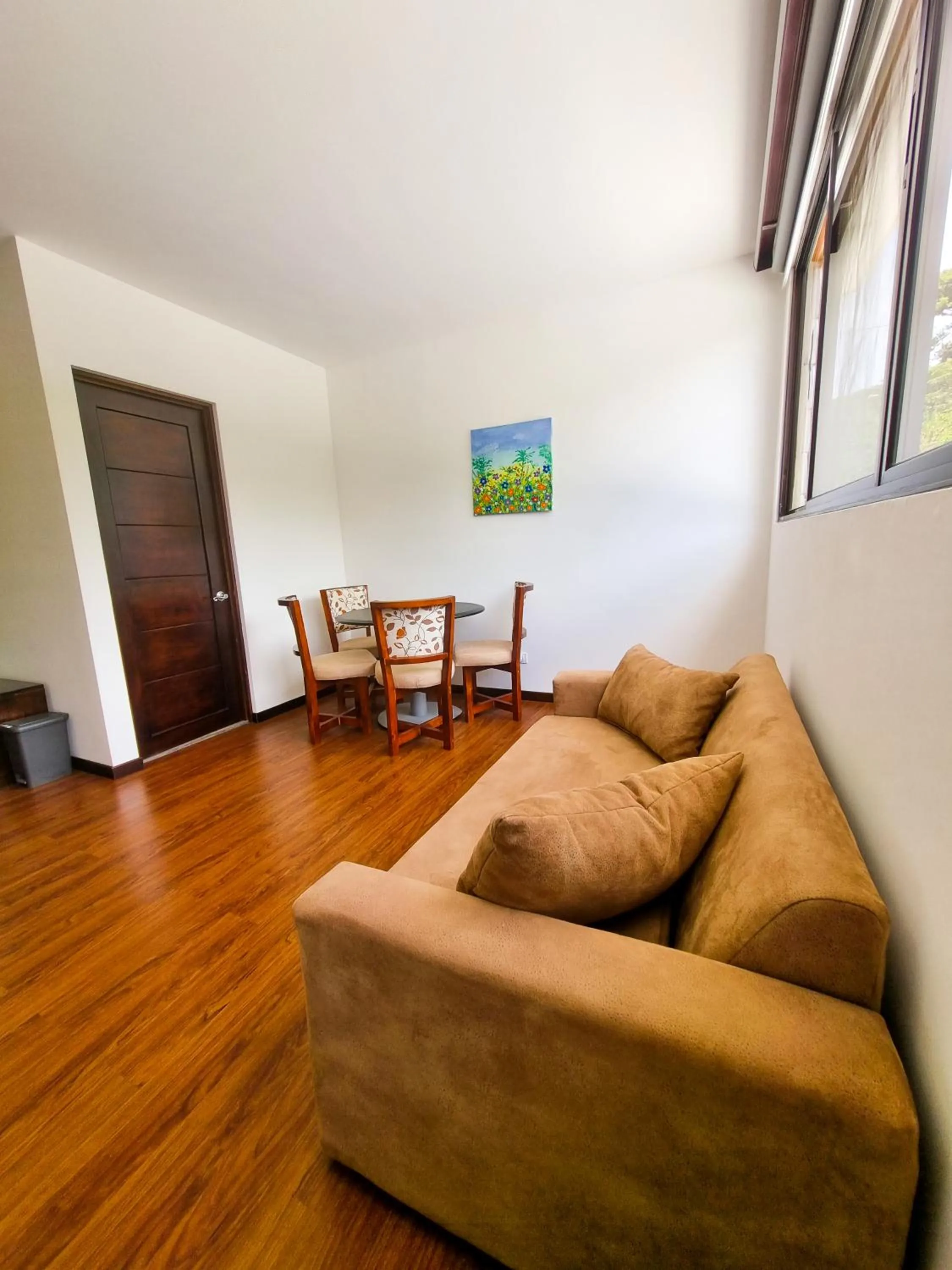 Living room in Burbi Lake Lodge Monteverde