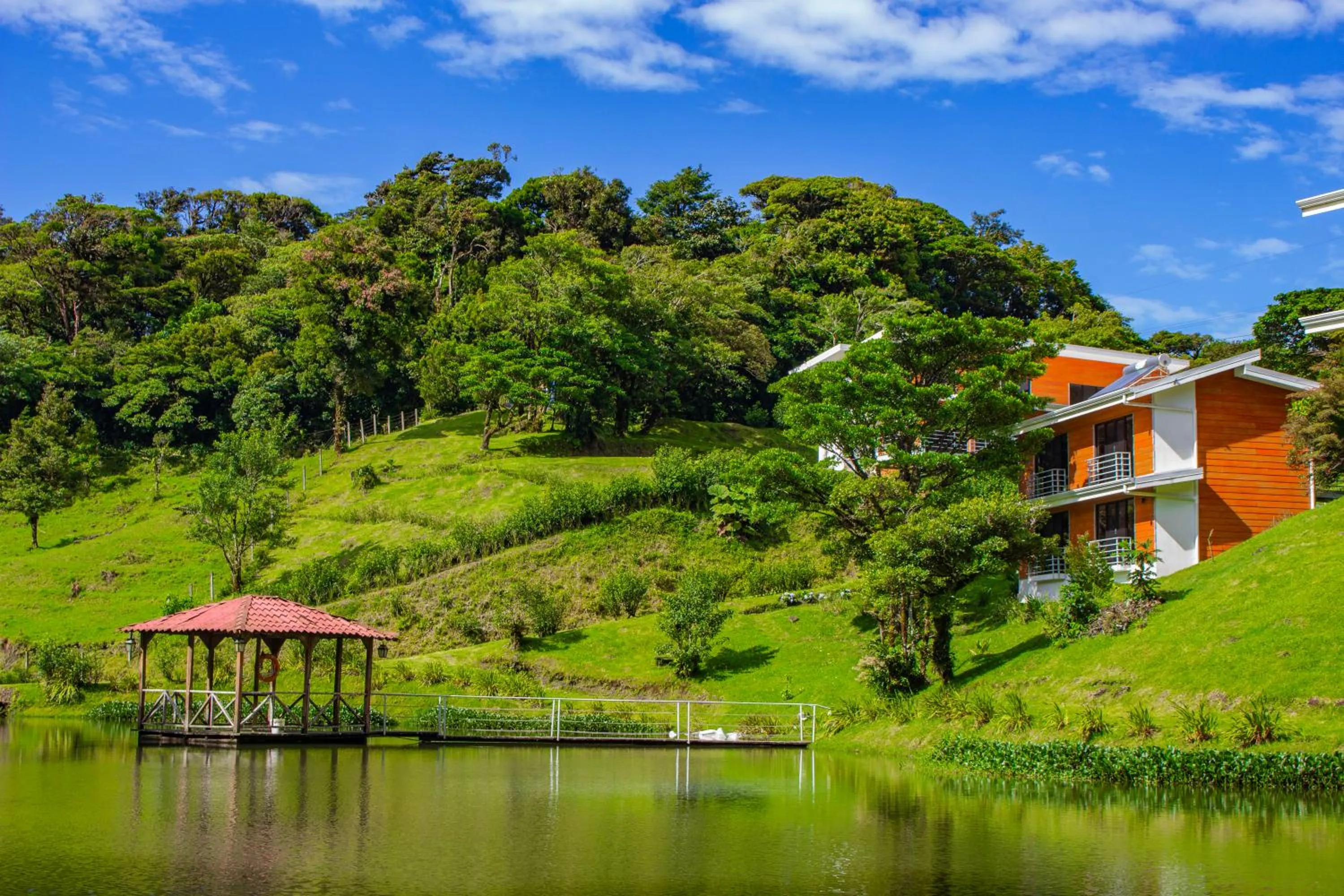 Lake view in Burbi Lake Lodge Monteverde