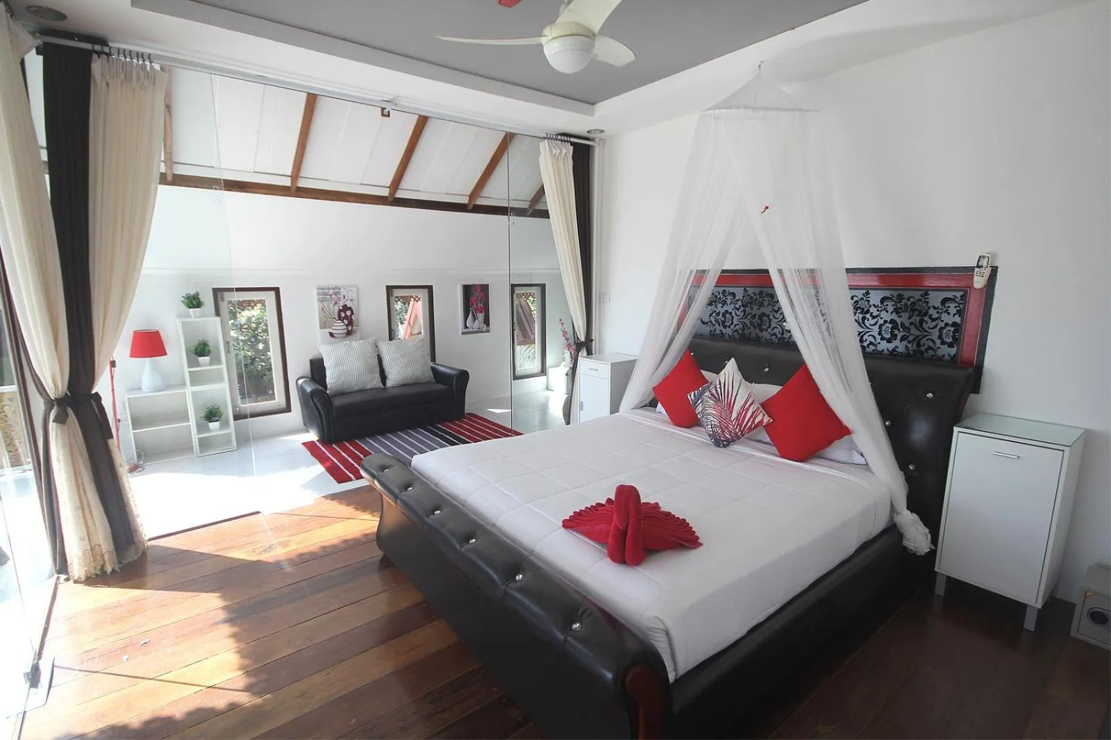Bed in Phangan Cove Beach Resort