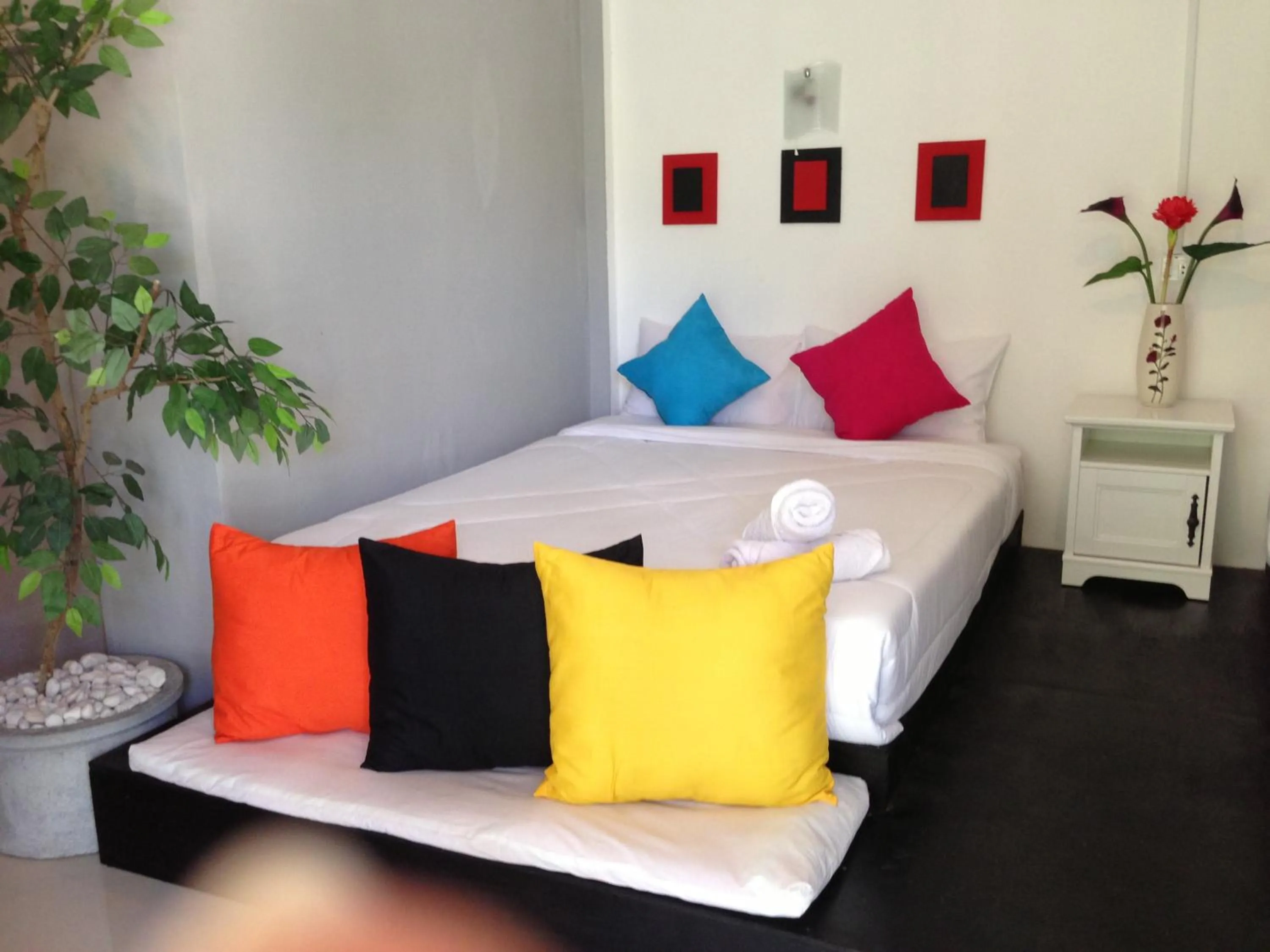 Bed in Phangan Cove Beach Resort