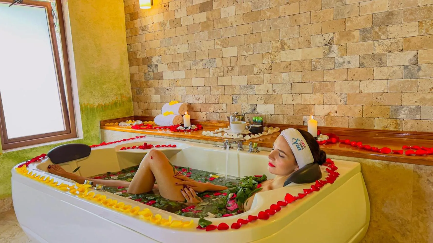 People in Luna Volcán, Adventure SPA - formerly Luna Runtún