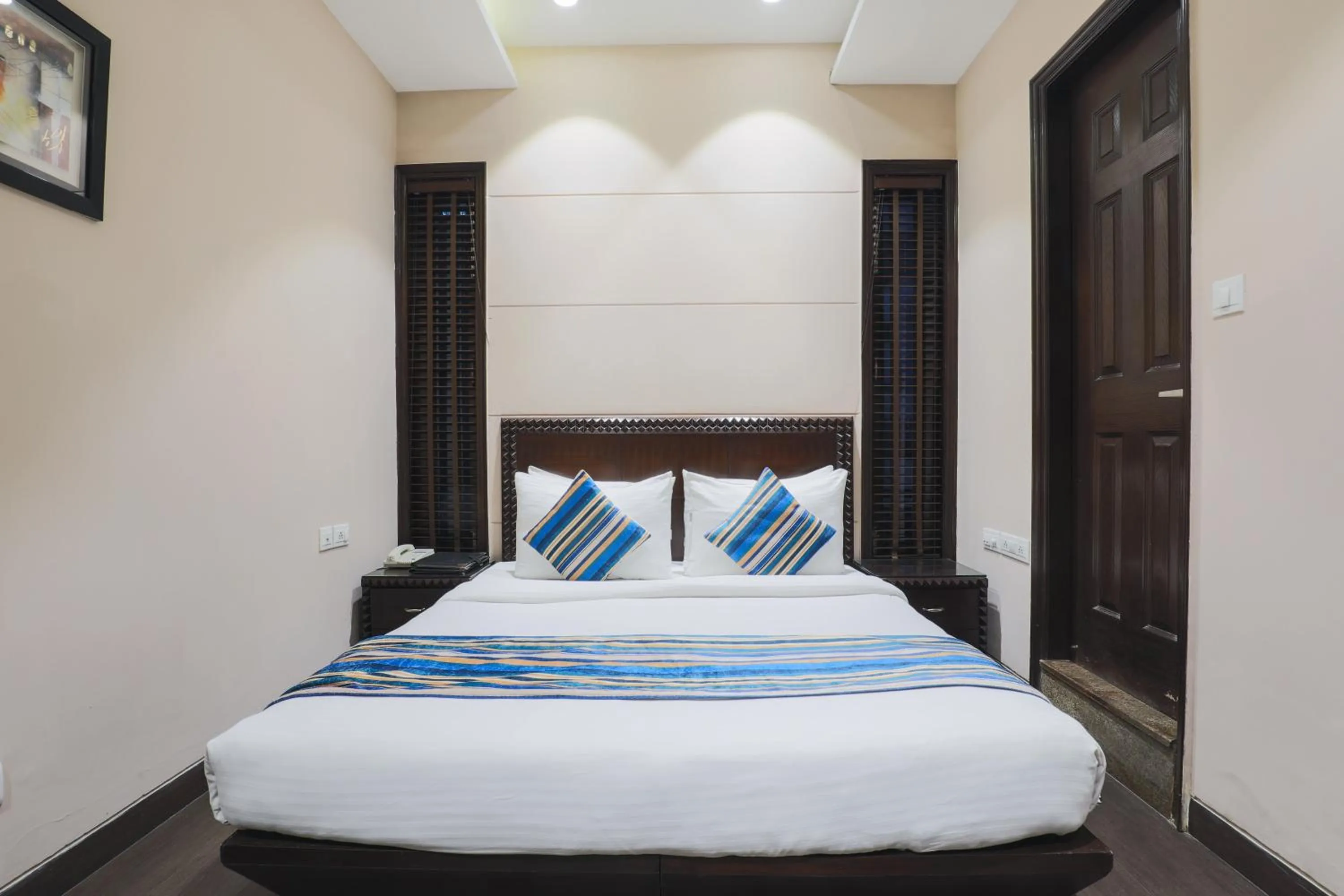 Bedroom, Bed in Cosy Grand, Chanakyapuri by The Cosy Hotels