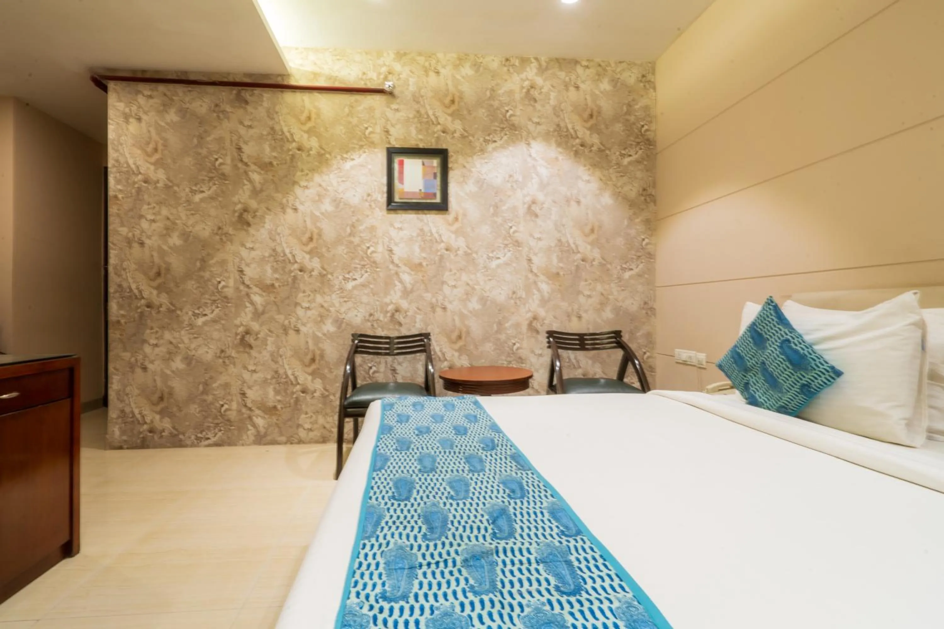 Seating area, Bed in Cosy Grand, Chanakyapuri by The Cosy Hotels