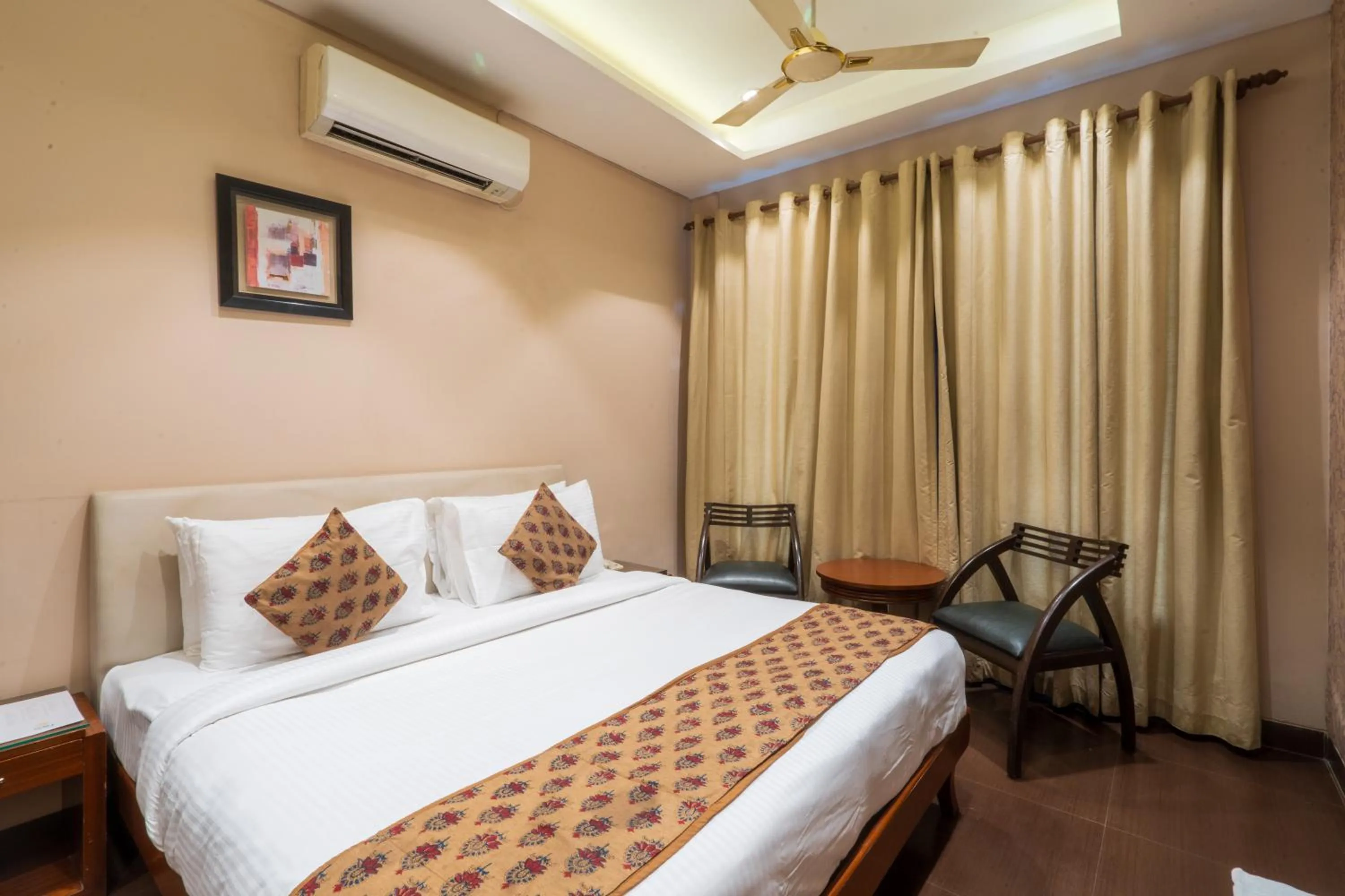 Bedroom, Bed in Cosy Grand, Chanakyapuri by The Cosy Hotels