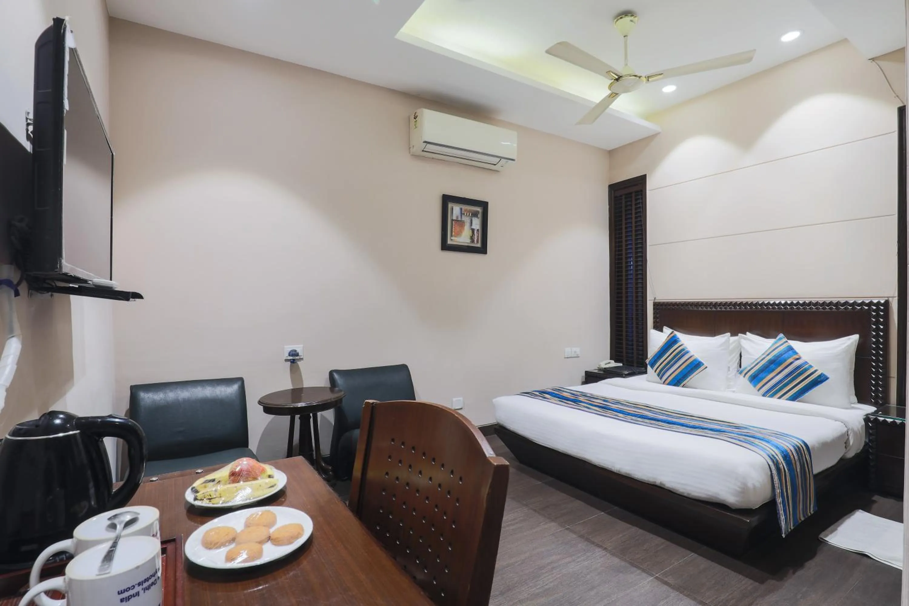 Bedroom, Bed in Cosy Grand, Chanakyapuri by The Cosy Hotels