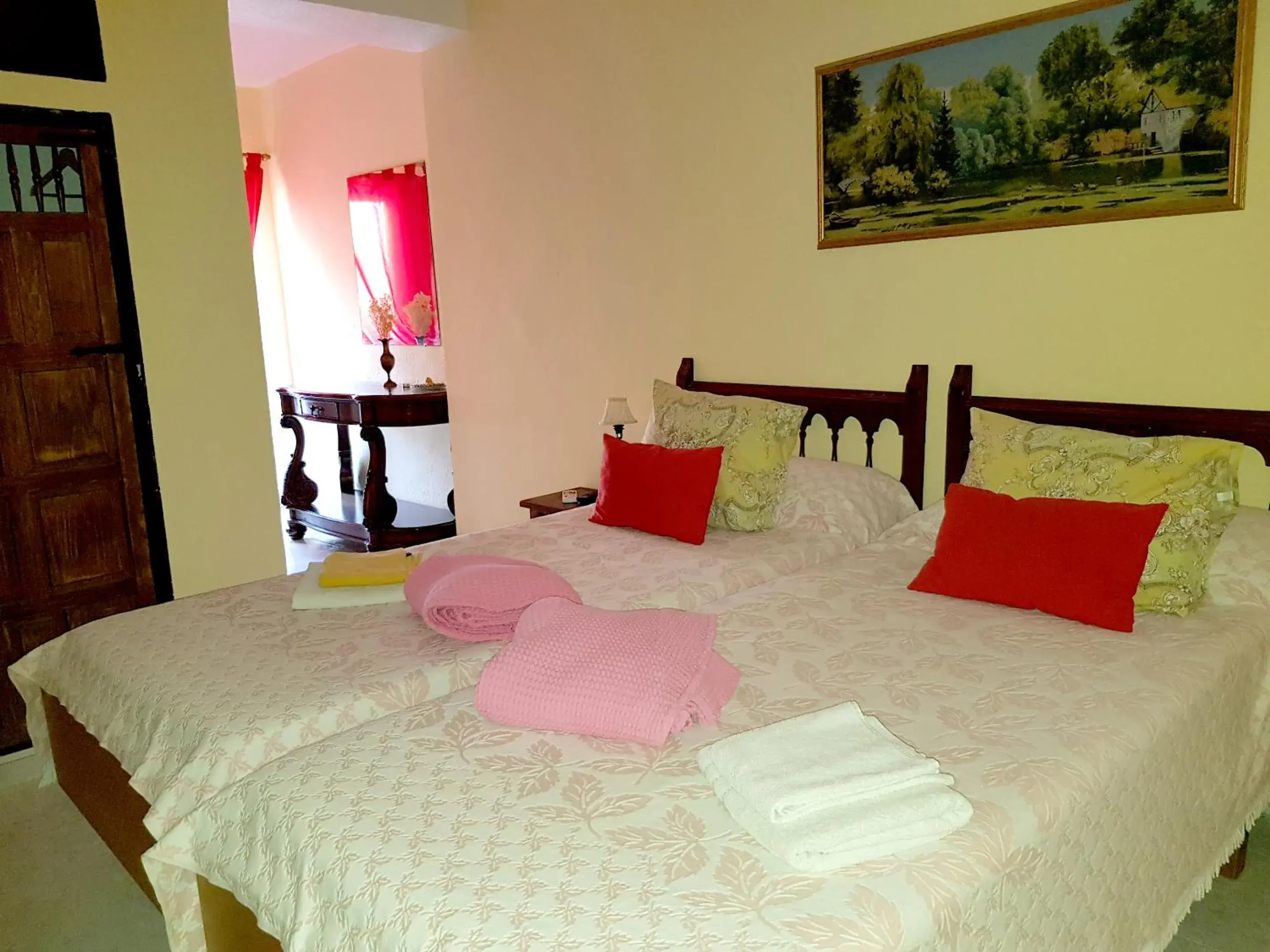 Twin Room with Shower in El Artista Twin Room with Shower in El Artista