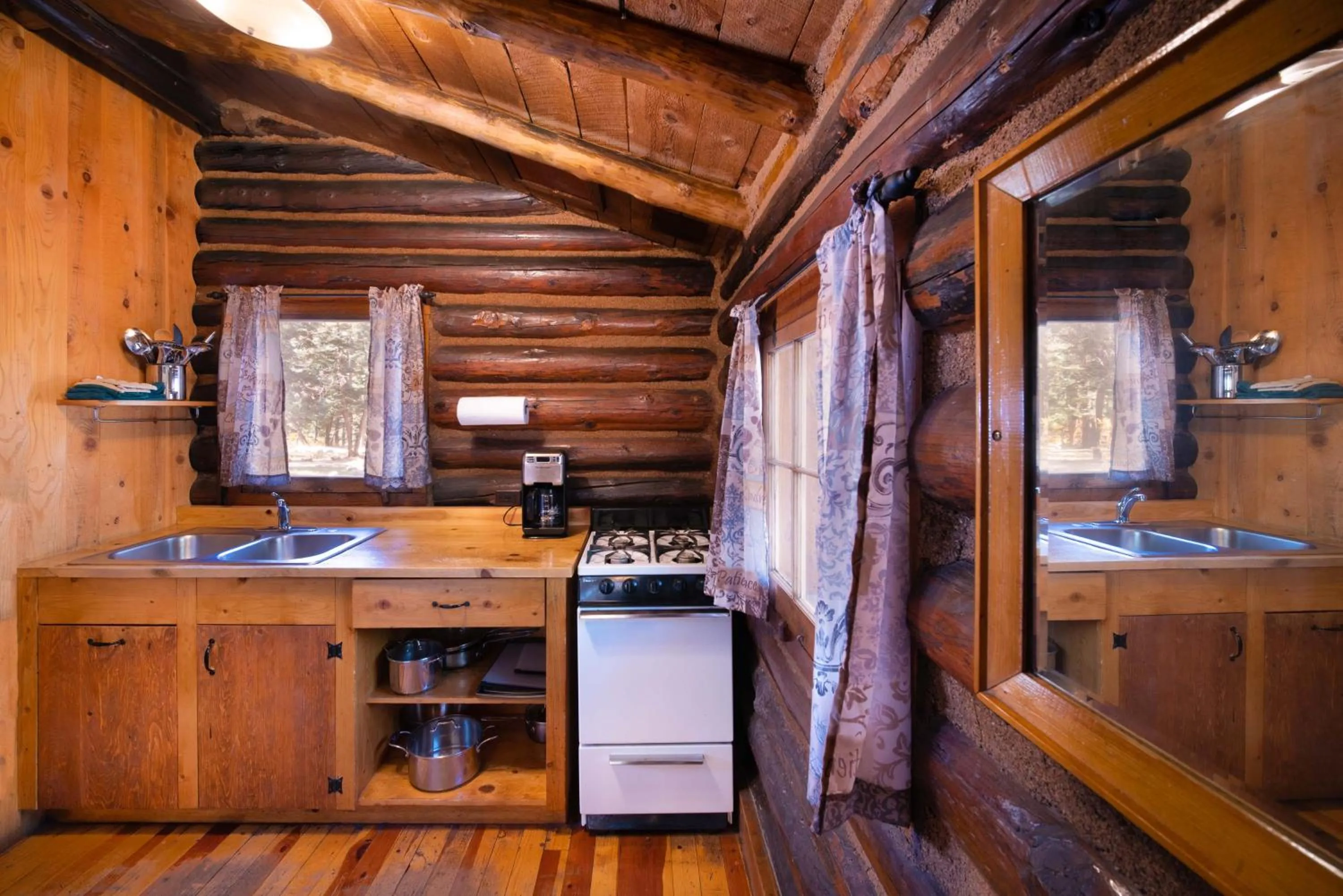 Kitchen or kitchenette in Corkins Lodge