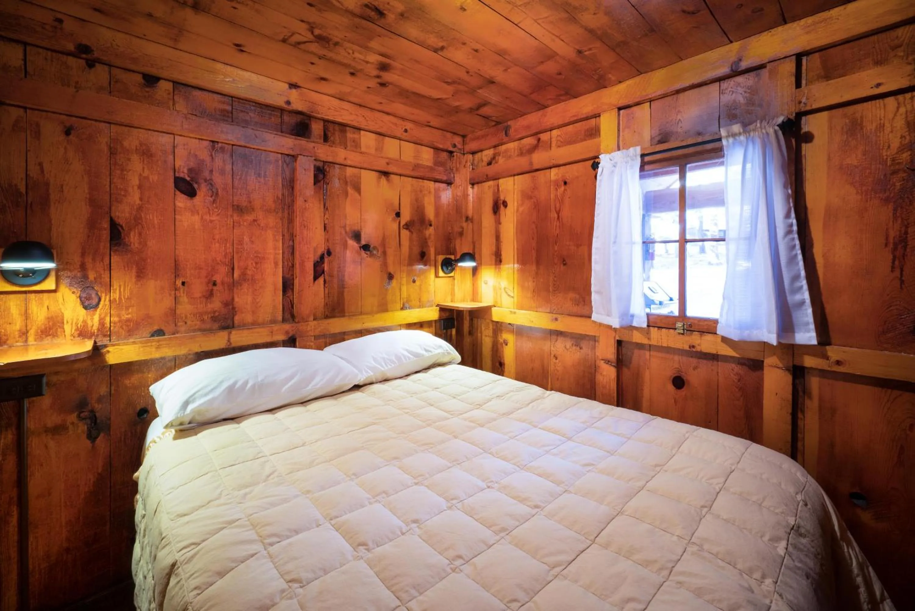 Bedroom, Bed in Corkins Lodge