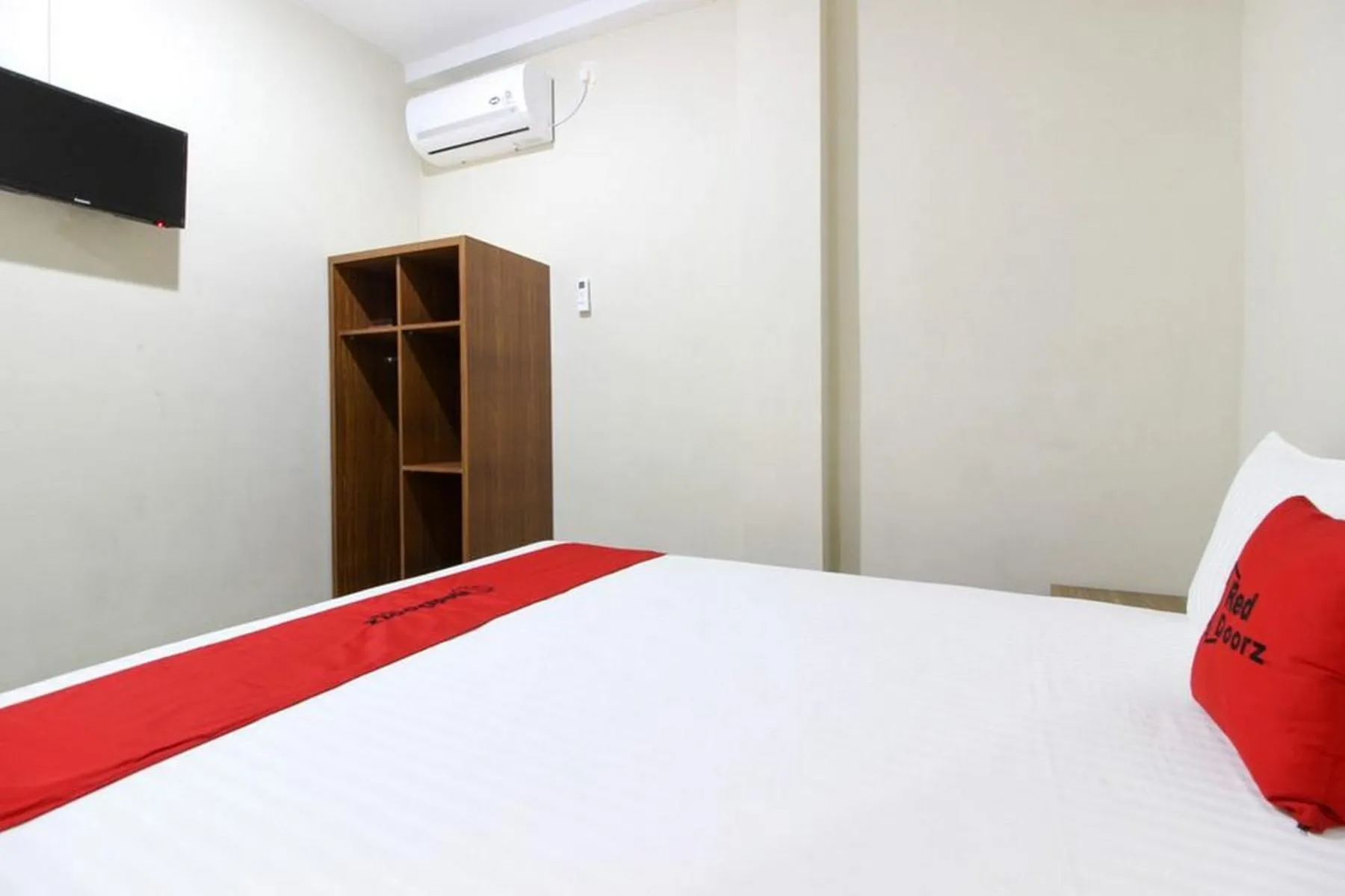 Bed in RedDoorz near Jogja Kembali Monument 3