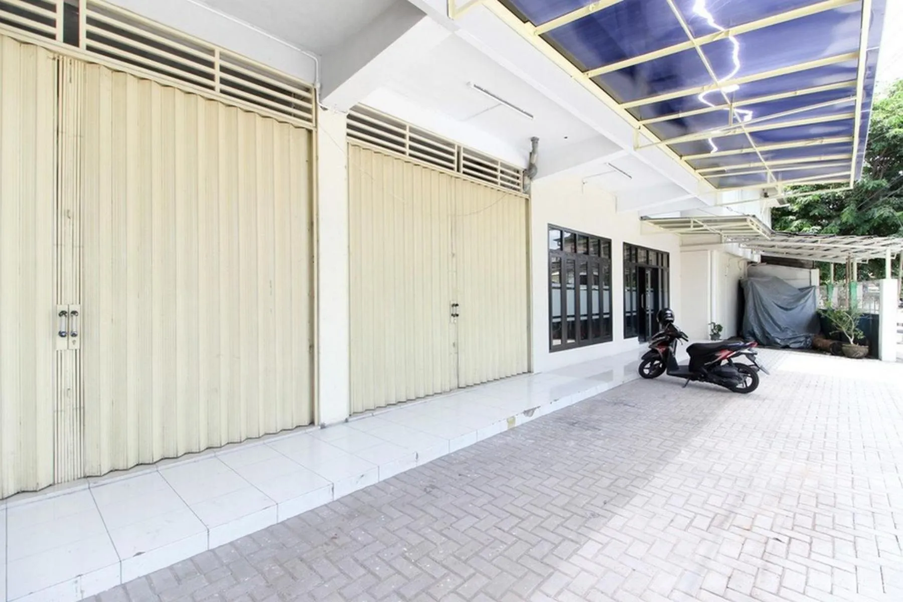 Facade/entrance in RedDoorz near Jogja Kembali Monument 3