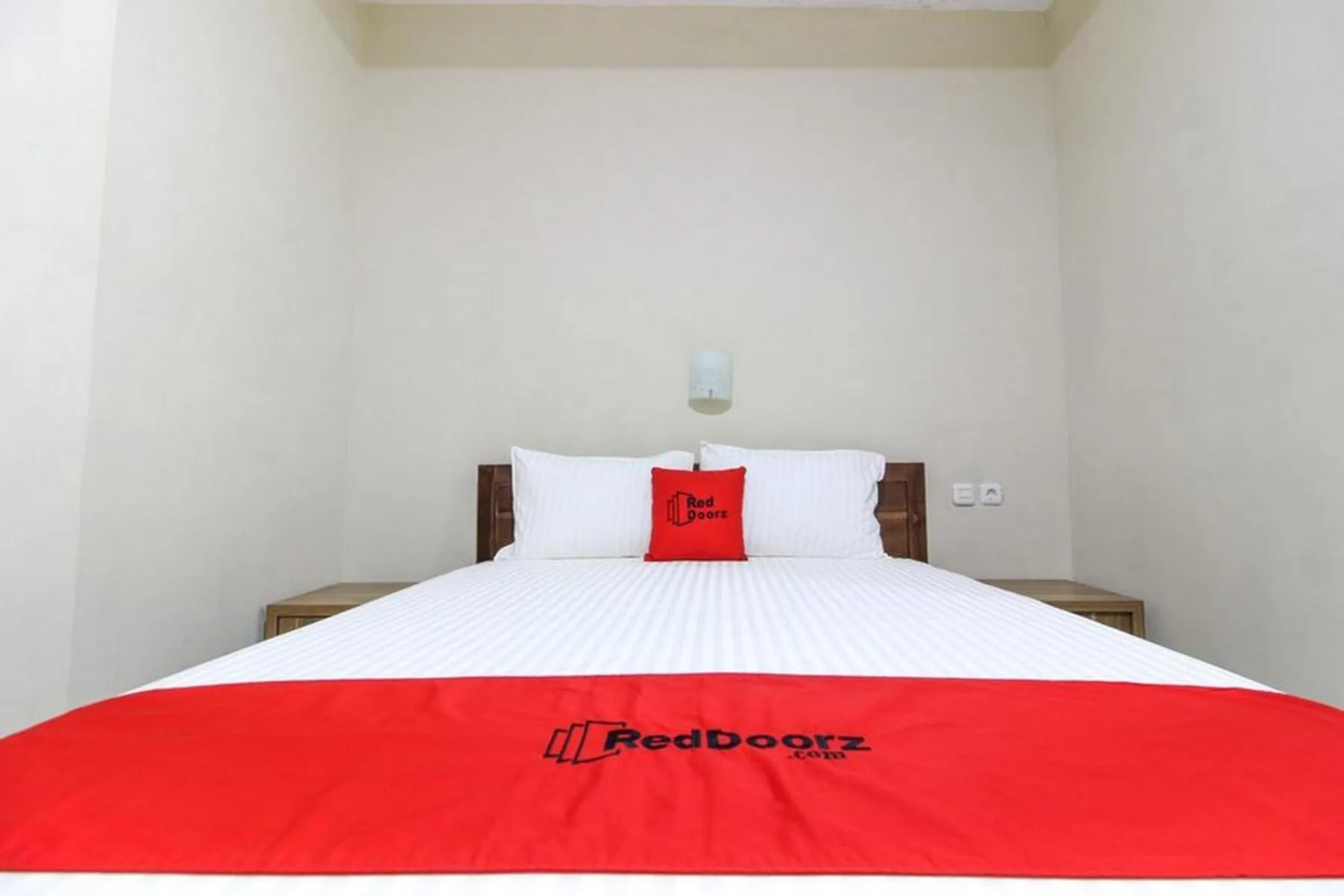 Bedroom, Bed in RedDoorz near Jogja Kembali Monument 3