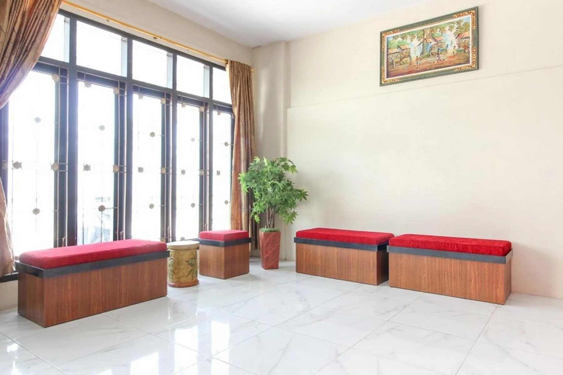 Seating area, Bed in RedDoorz near Jogja Kembali Monument 3