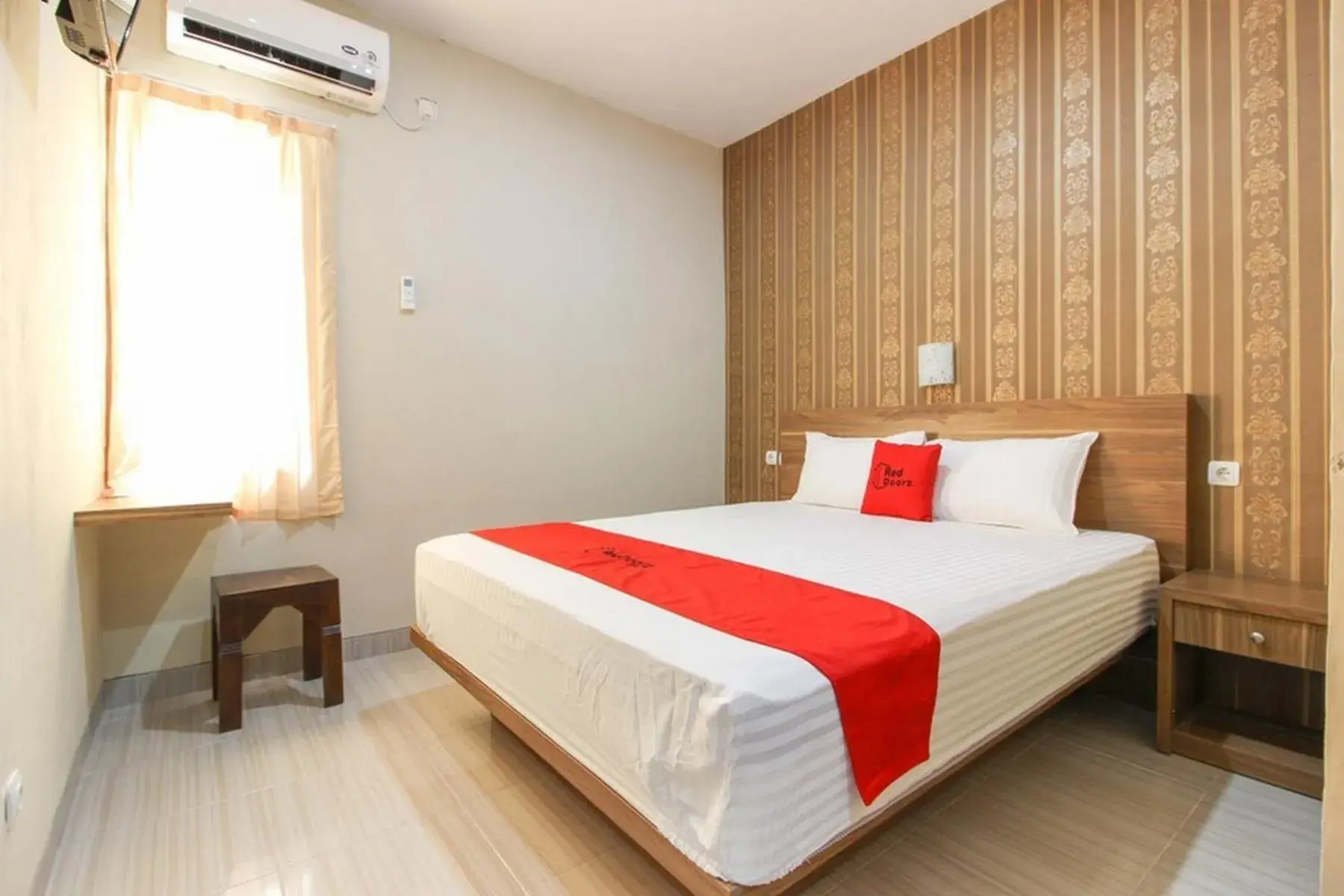 Double Room in RedDoorz near Jogja Kembali Monument 3 Double Room in RedDoorz near Jogja Kembali Monument 3