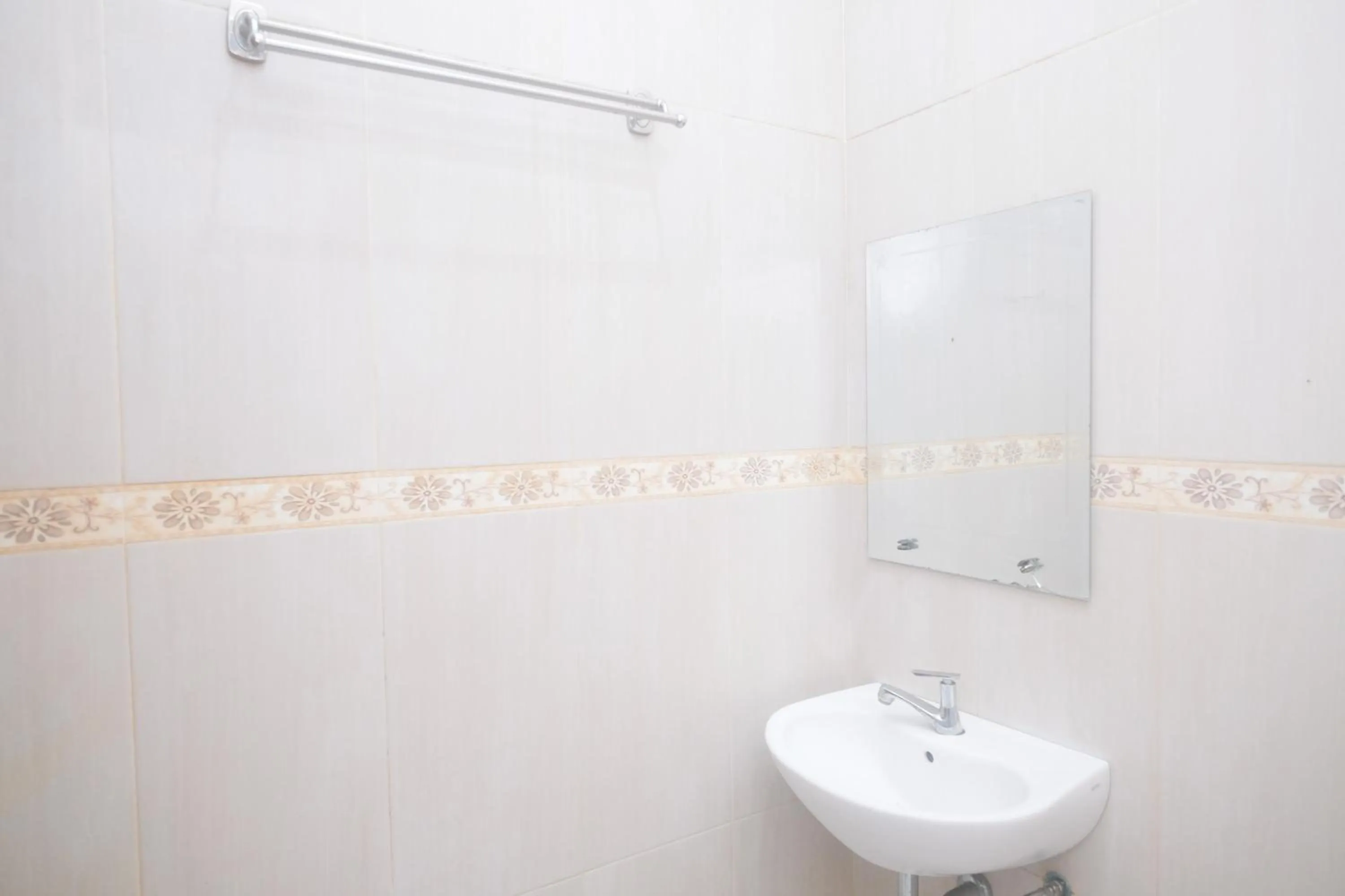 Bathroom in RedDoorz Syariah near Jogja City Mall 2