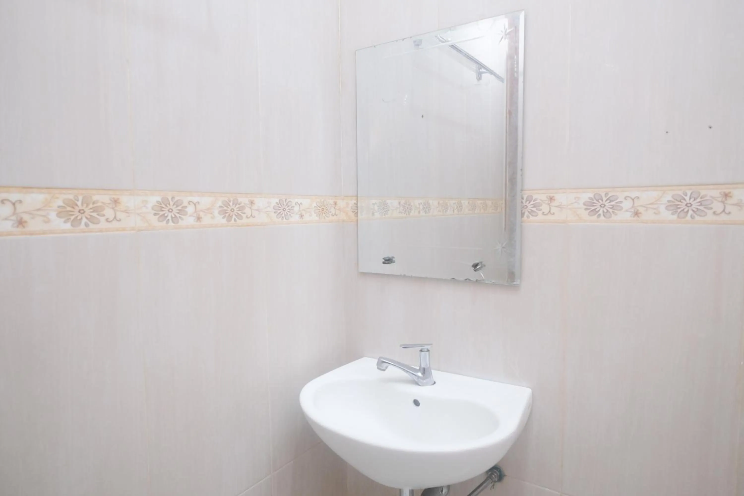 Bathroom in RedDoorz Syariah near Jogja City Mall 2