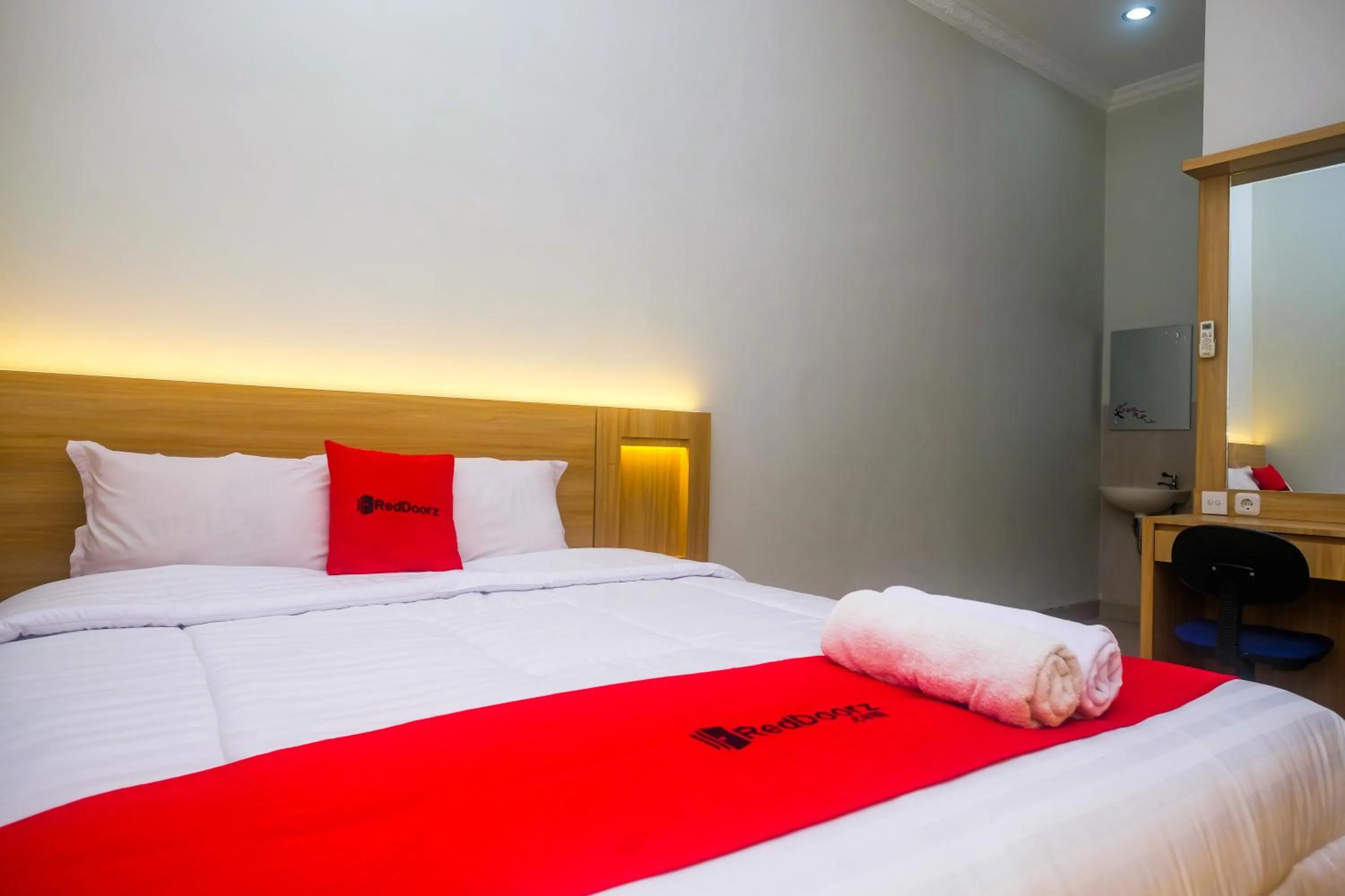 Bedroom, Bed in RedDoorz Syariah near Jogja City Mall 2