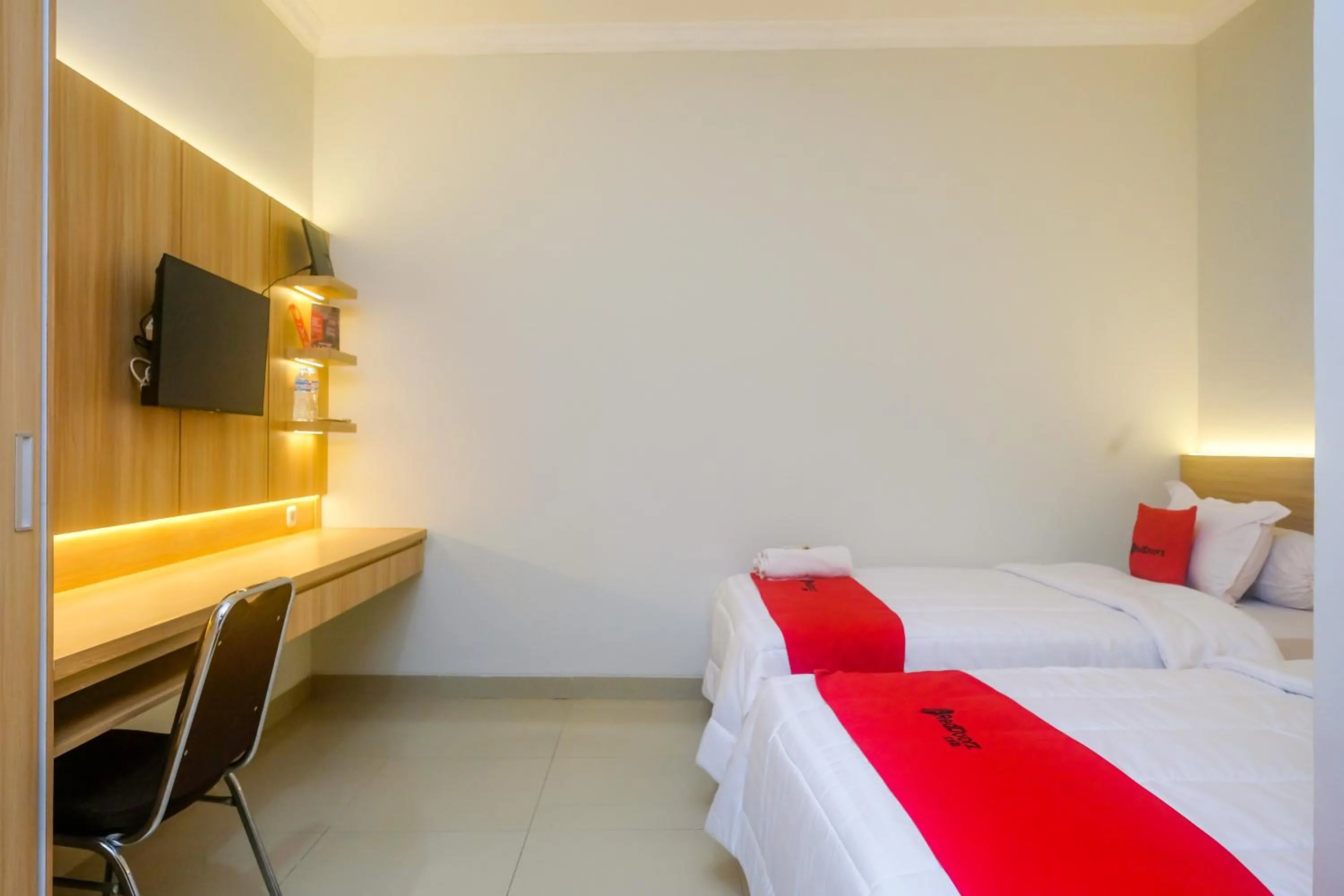 Bedroom, Bed in RedDoorz Syariah near Jogja City Mall 2