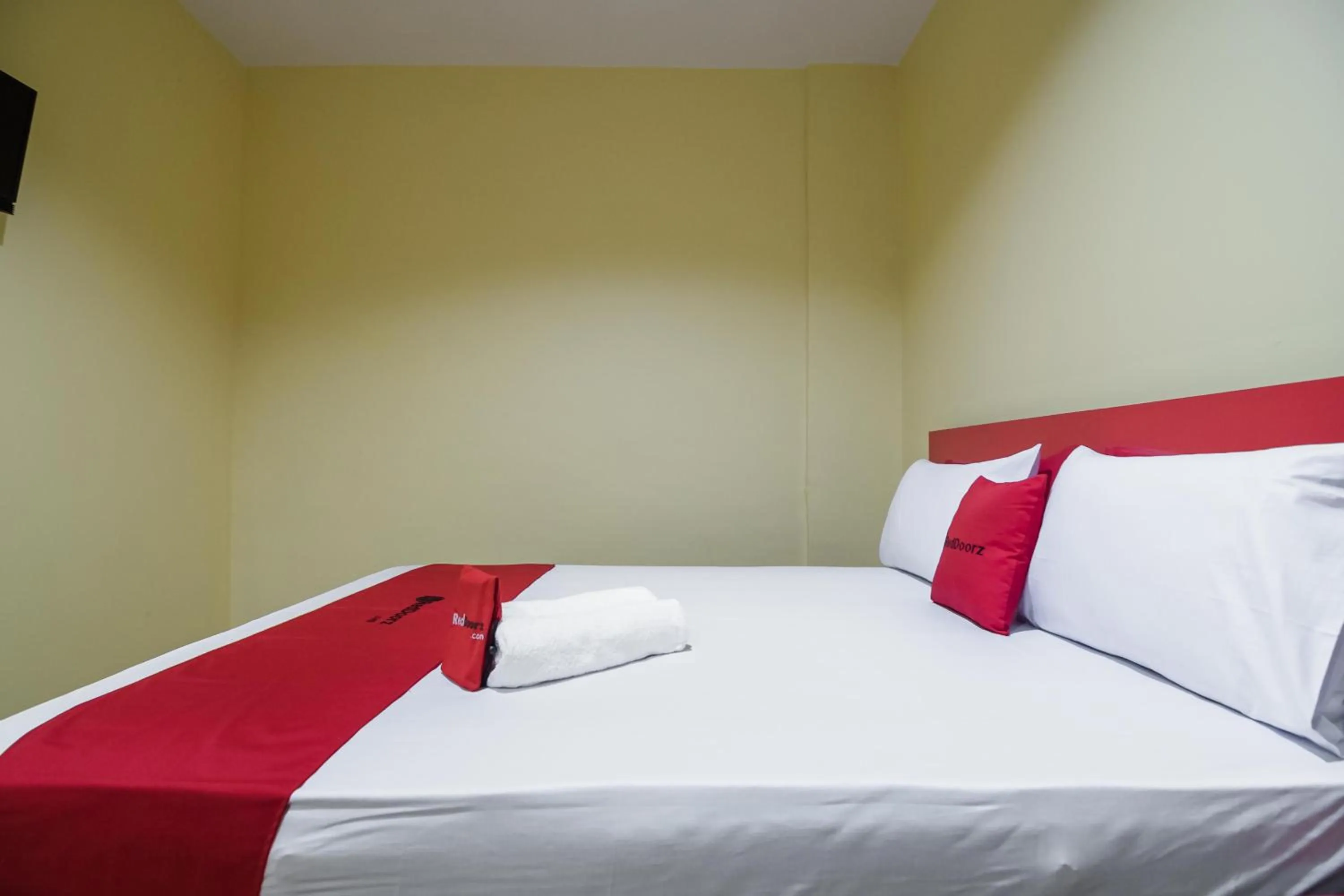 Bedroom, Bed in RedDoorz @ Batu Aji Batam 2