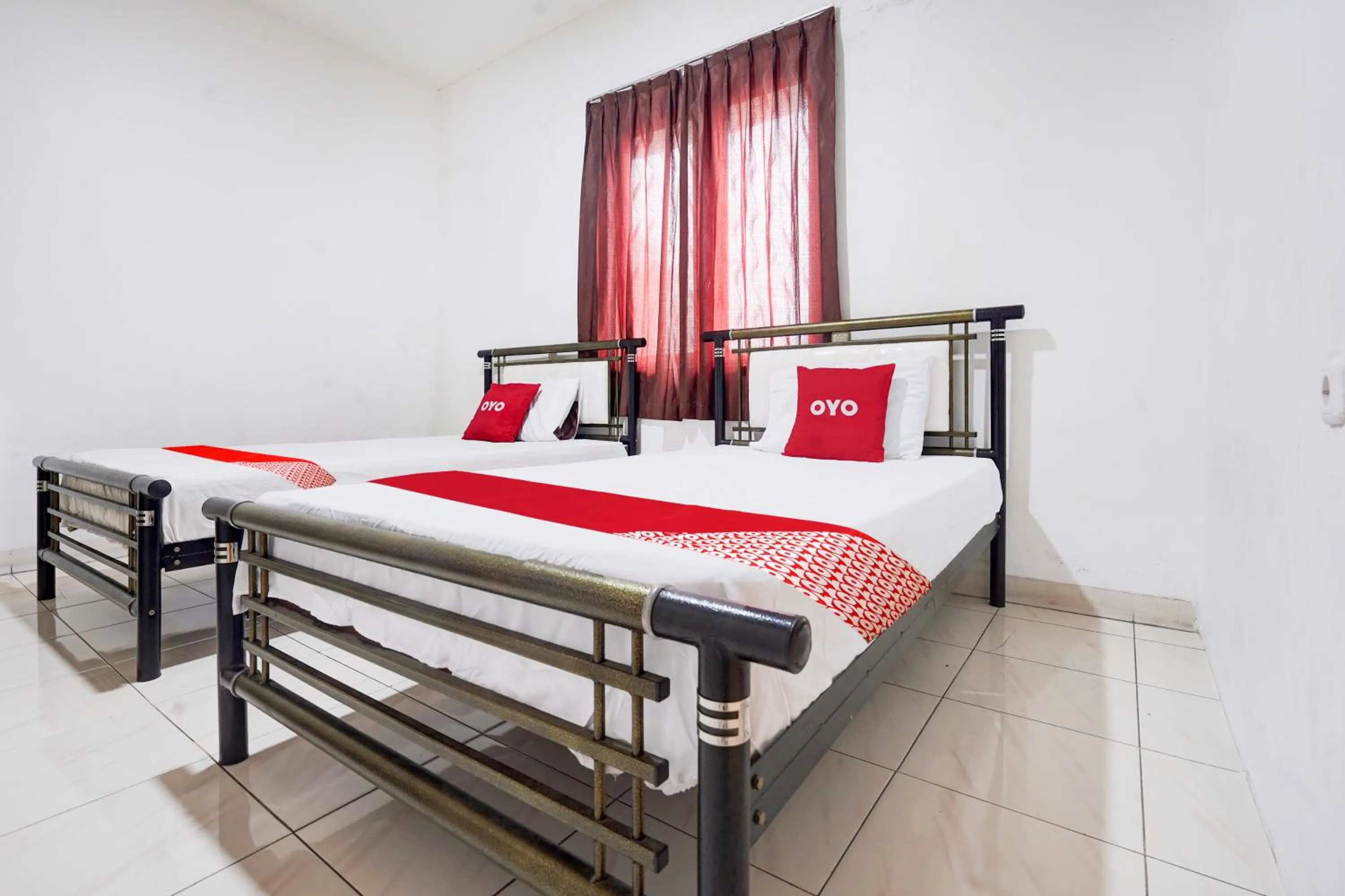 Bedroom, Bed in Hotel O Rappocini Near Rsia Paramount