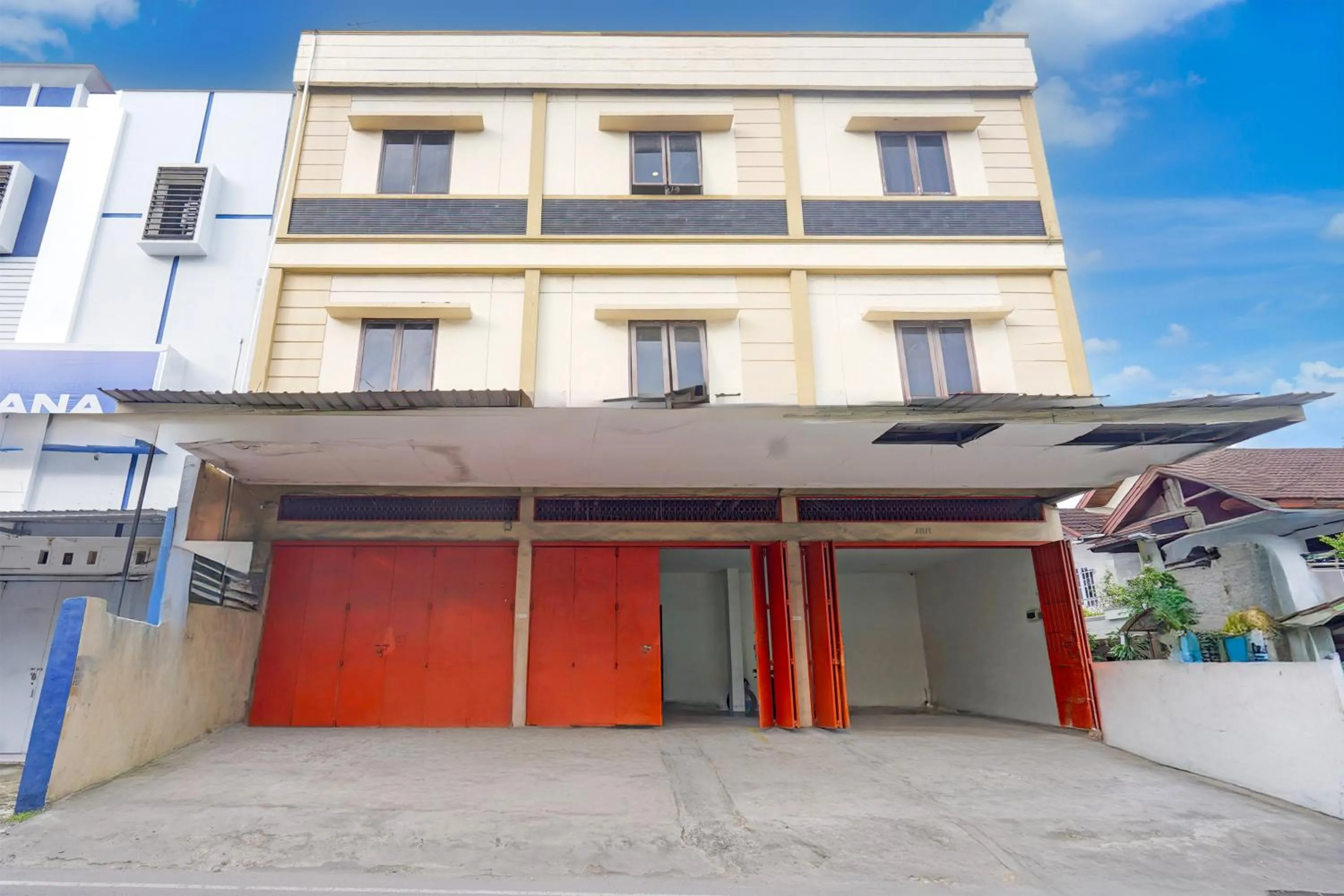 Facade/entrance in Hotel O Rappocini Near Rsia Paramount
