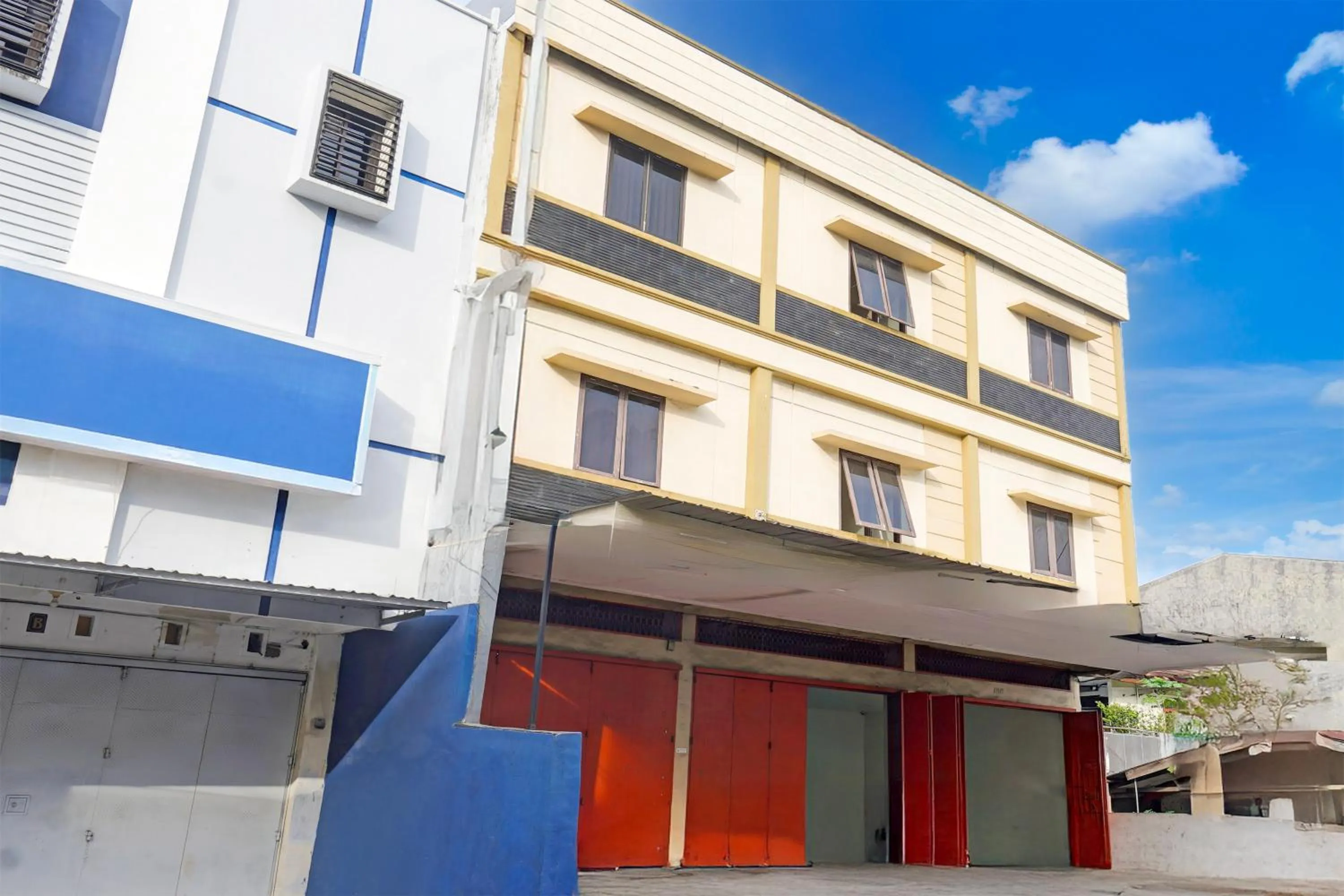 Facade/entrance in Hotel O Rappocini Near Rsia Paramount