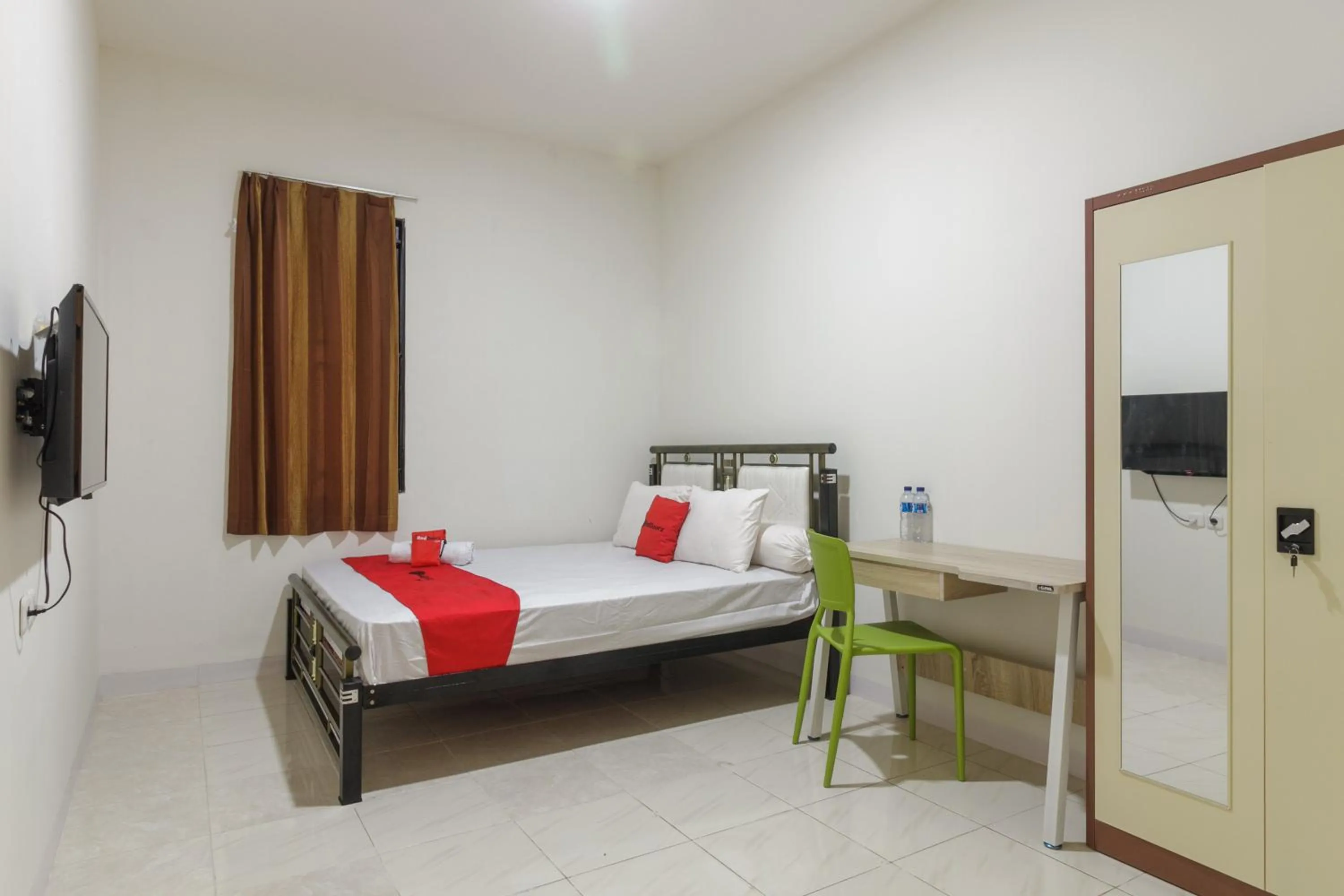 Double Room in RedDoorz near AP Pettarani 3