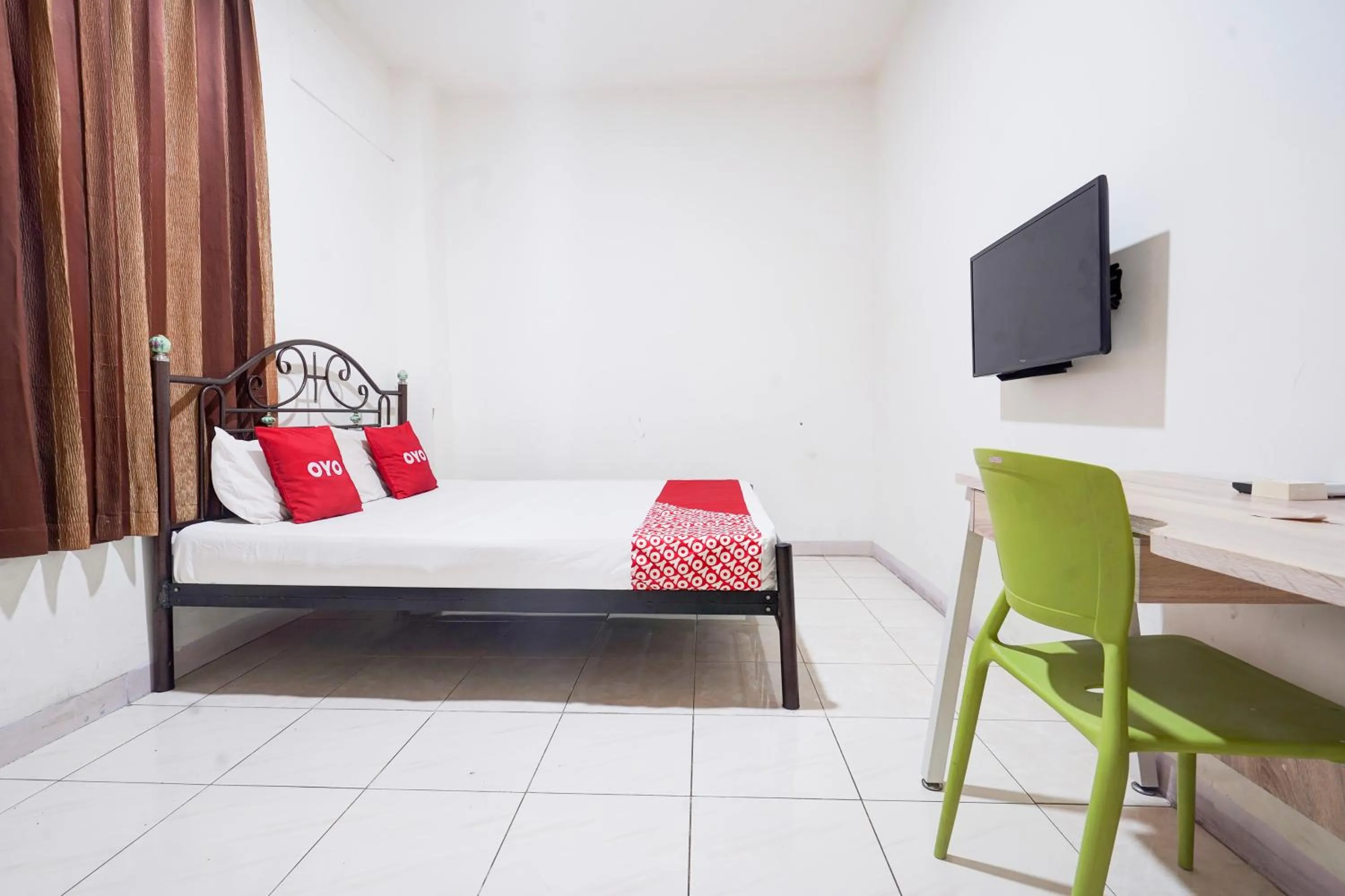 Bedroom, Bed in Hotel O Rappocini Near Rsia Paramount