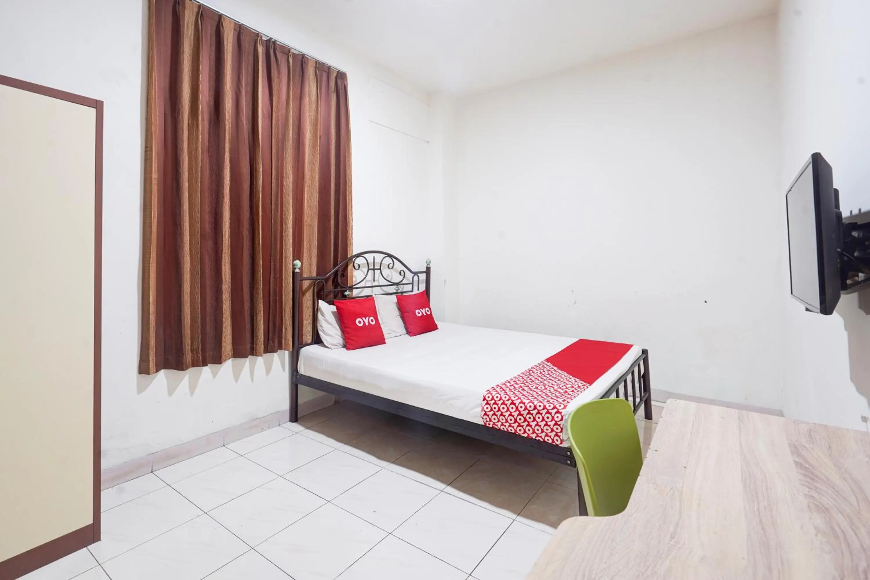 Bedroom, Bed in Hotel O Rappocini Near Rsia Paramount