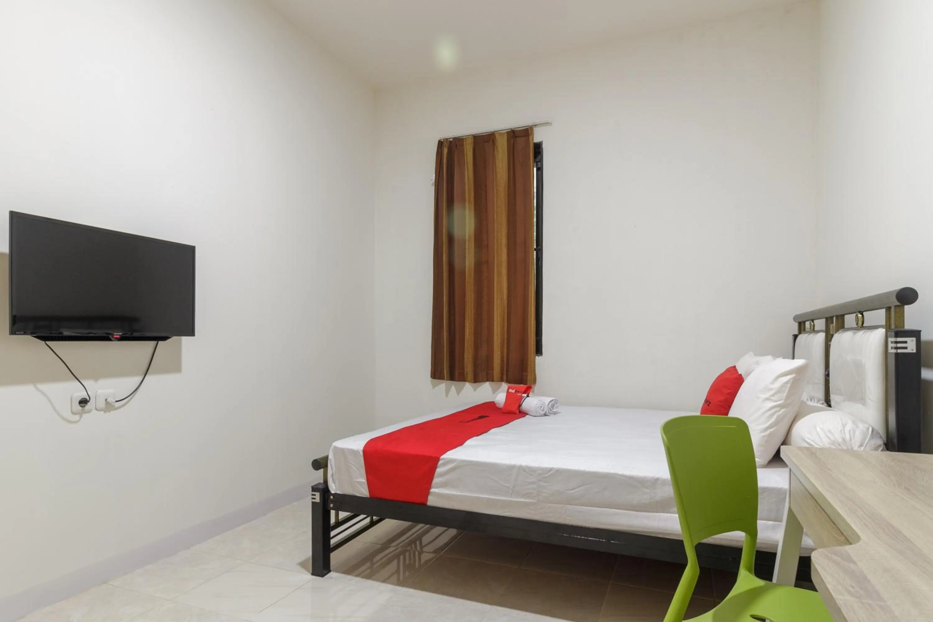 Double Room in Hotel O Rappocini Near Rsia Paramount