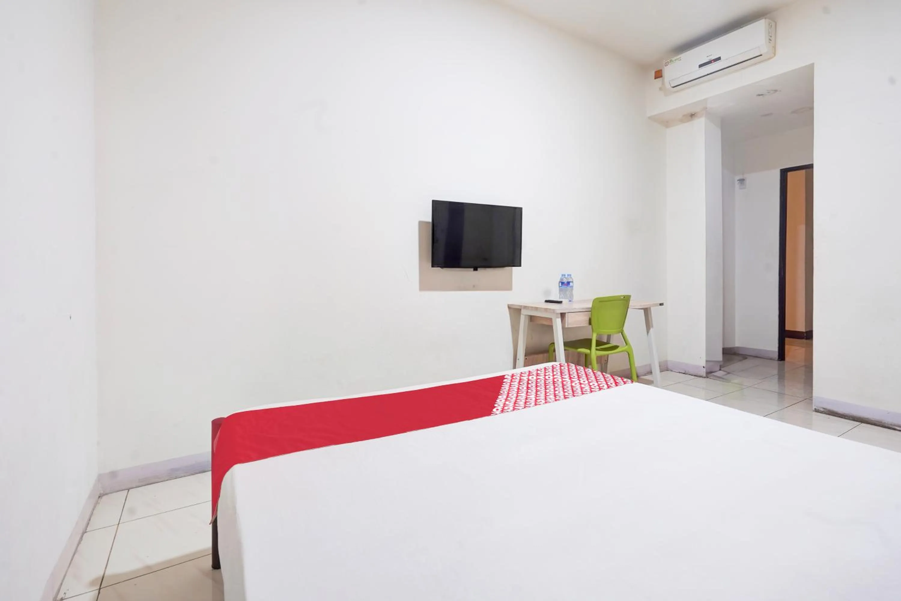 Bedroom, Bed in Hotel O Rappocini Near Rsia Paramount