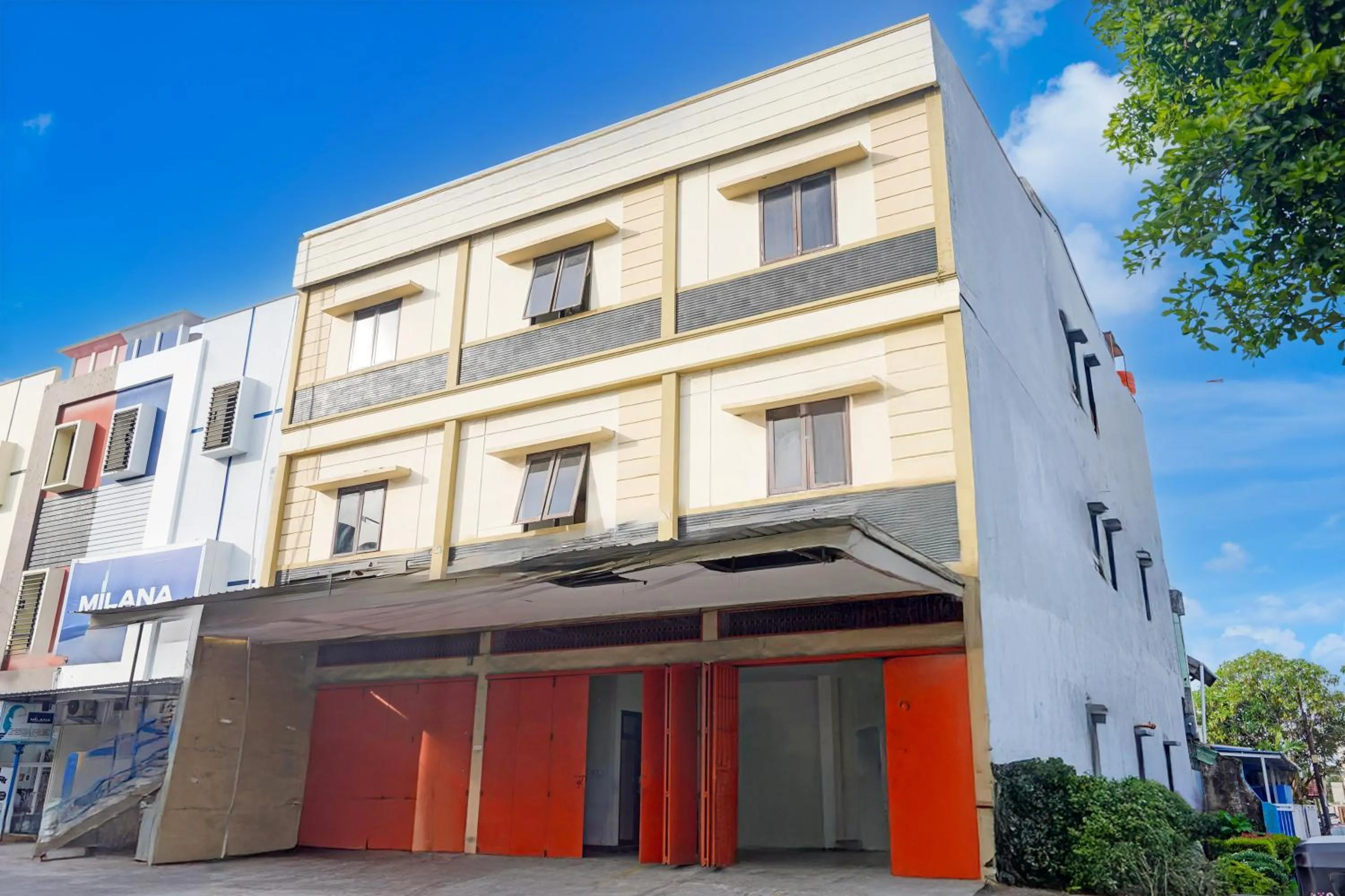 Facade/entrance in Hotel O Rappocini Near Rsia Paramount