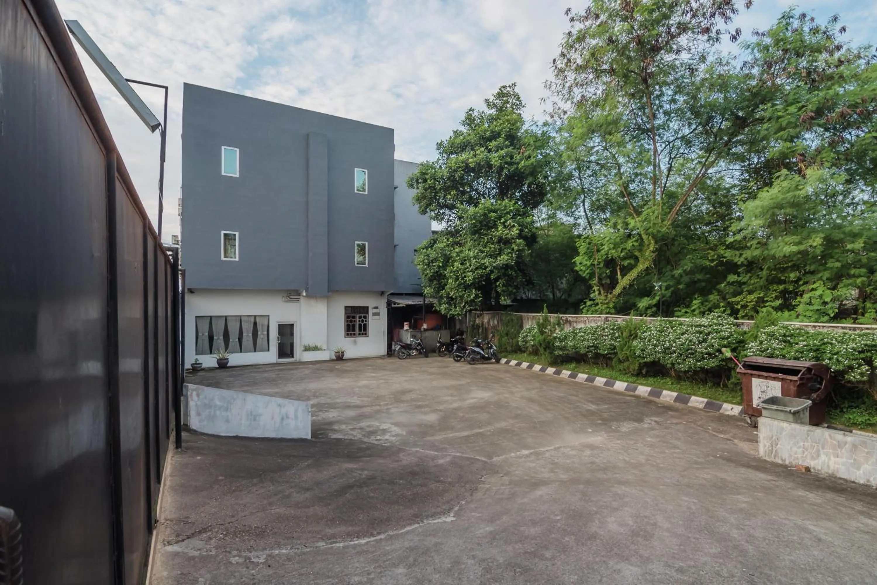 Property building in RedDoorz Plus near Simpang Rimbo Jambi