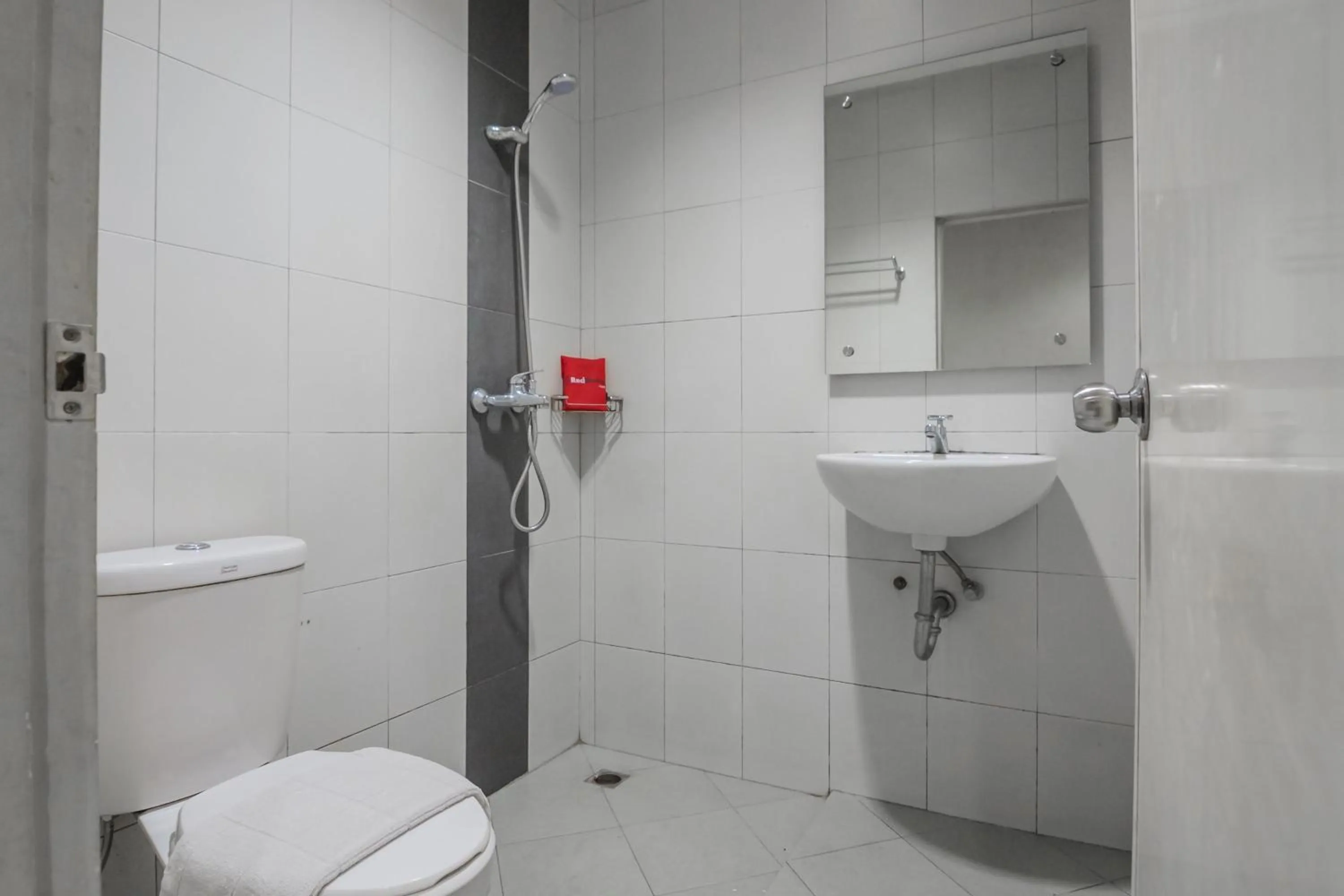 Bathroom in RedDoorz Plus near Simpang Rimbo Jambi