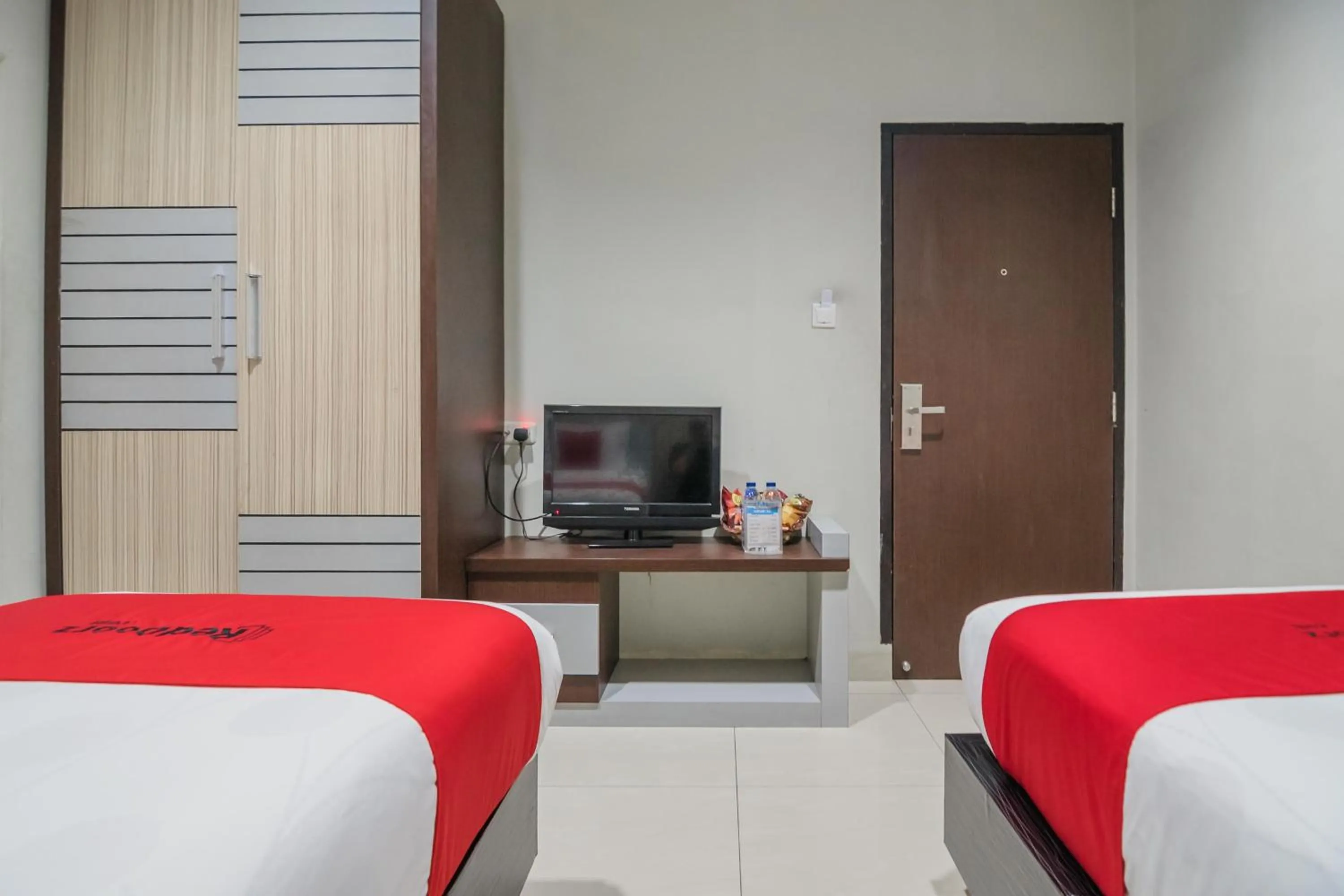 Bedroom, TV/Entertainment Center in RedDoorz Plus near Simpang Rimbo Jambi