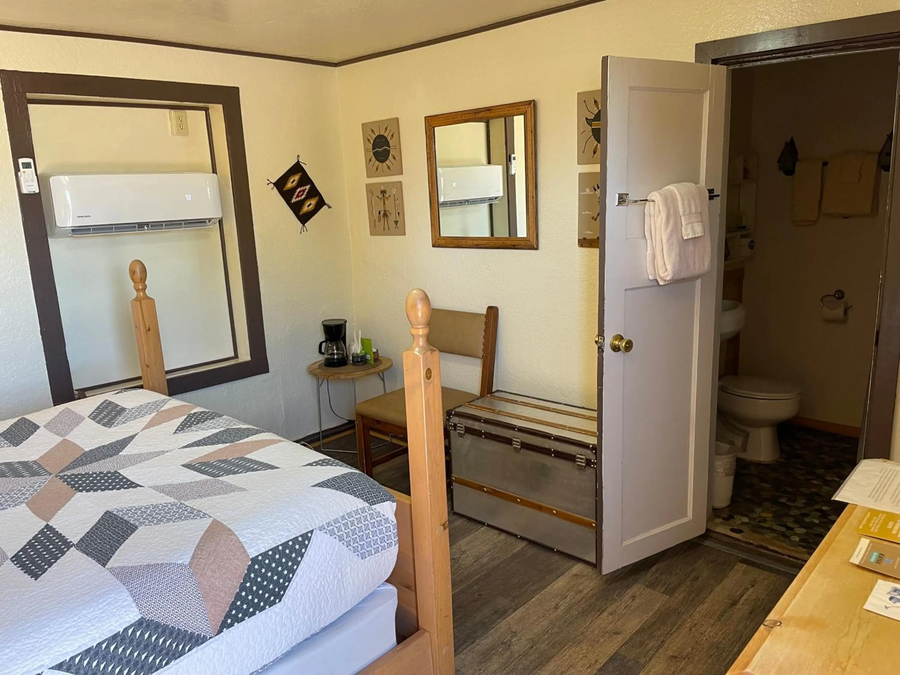 Photo of the whole room, Bed in Lee's Ferry Lodge at Vermilion Cliffs