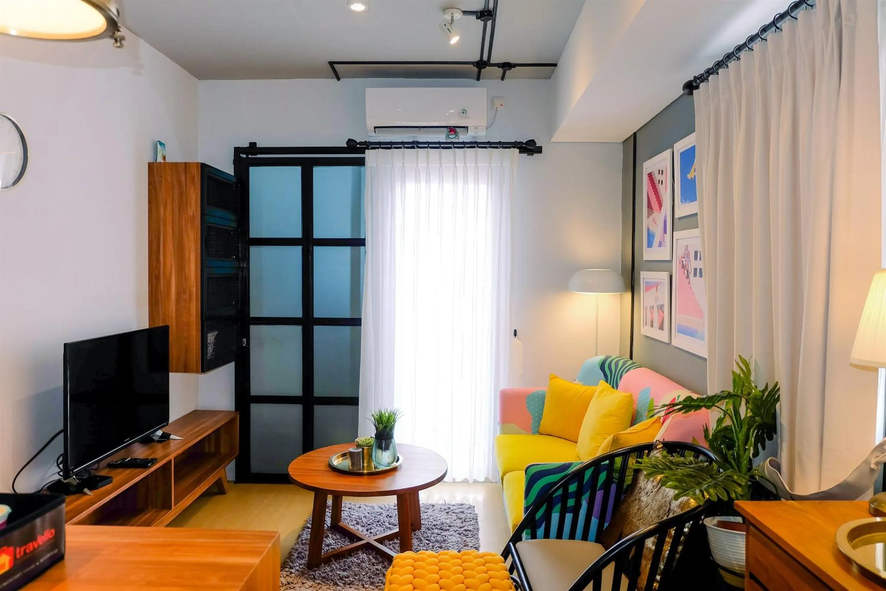 Living room in Modern and Stylish 2BR Pakubuwono Terrace Apartment By Travelio