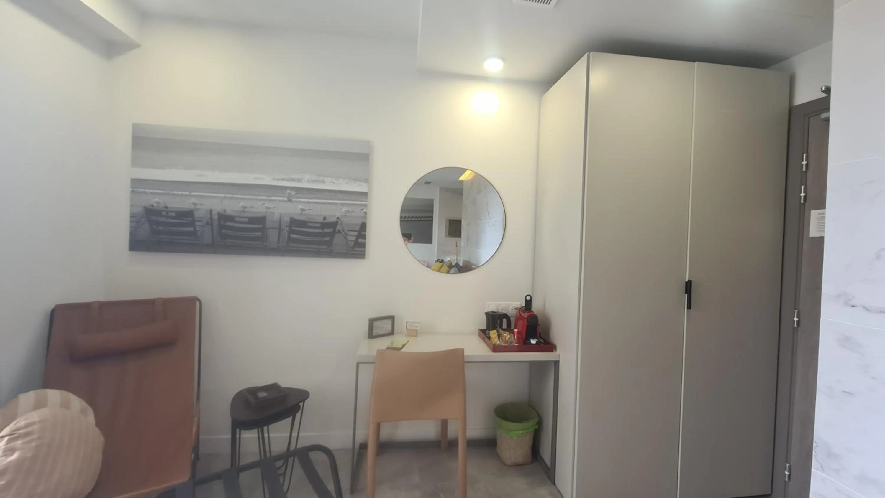 Coffee/tea facilities in Le Petit Trianon et le Charme des Suites