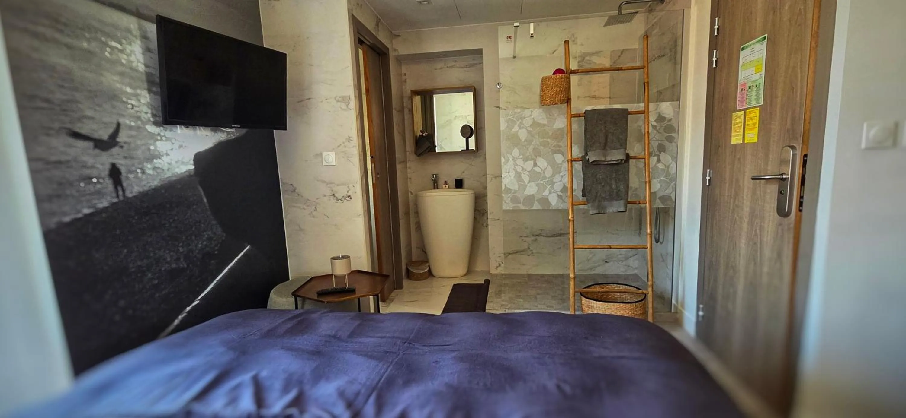 Bathroom, Bed in Le Petit Trianon et le Charme des Suites