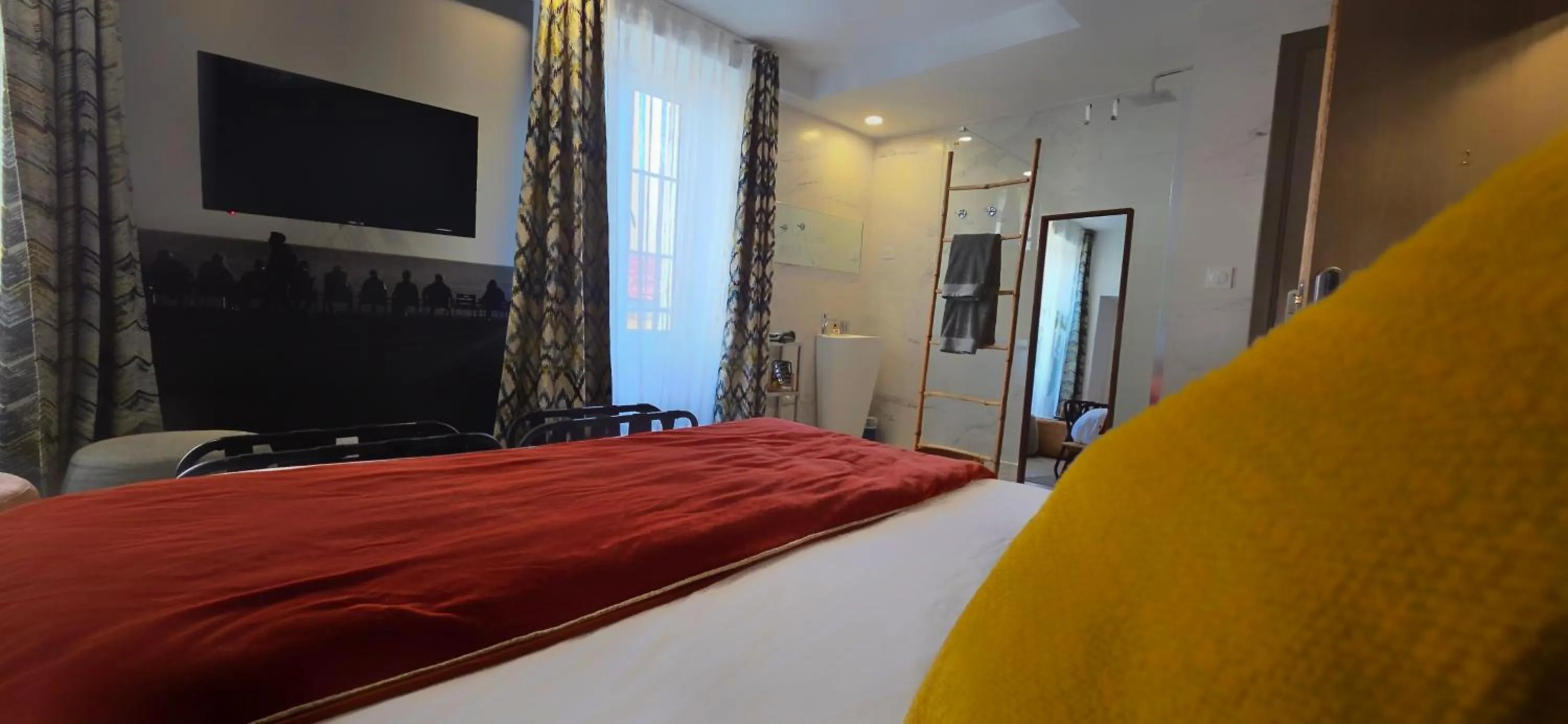 Bed in Le Petit Trianon et le Charme des Suites