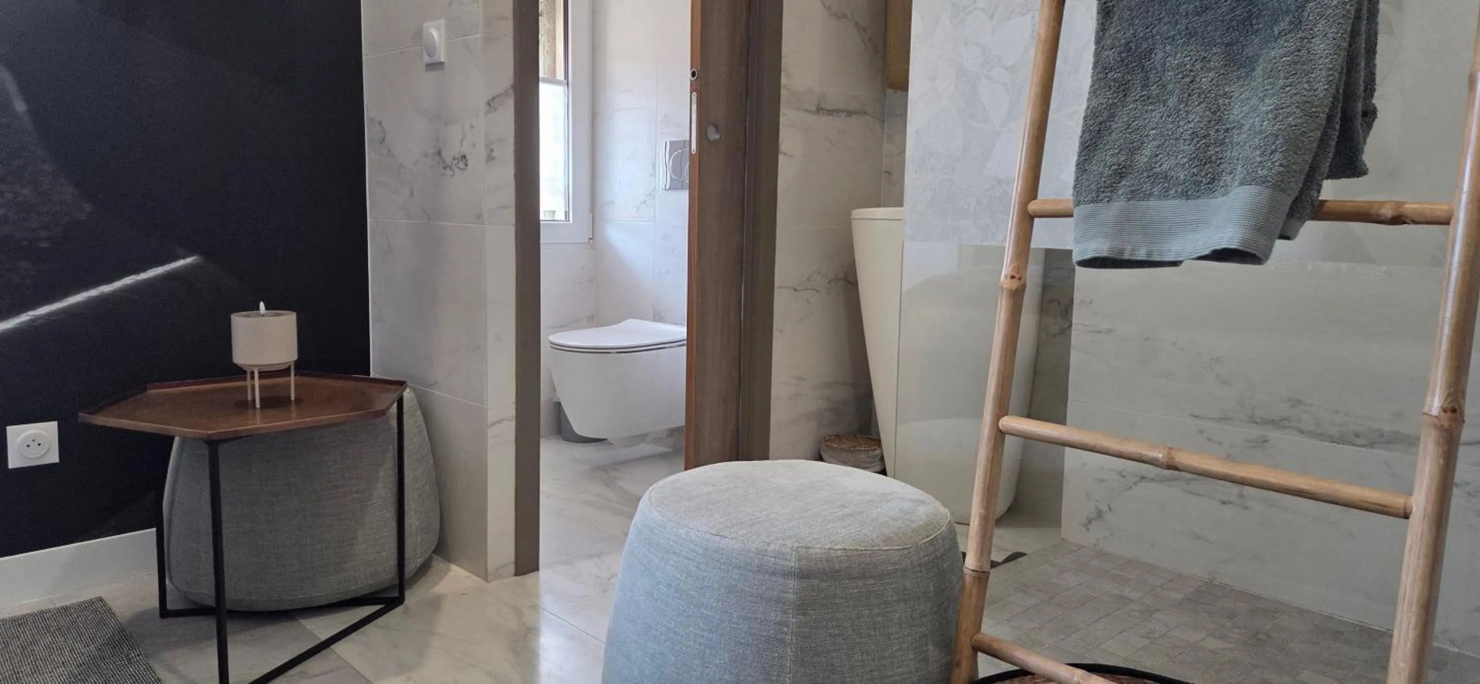 Shower in Le Petit Trianon et le Charme des Suites