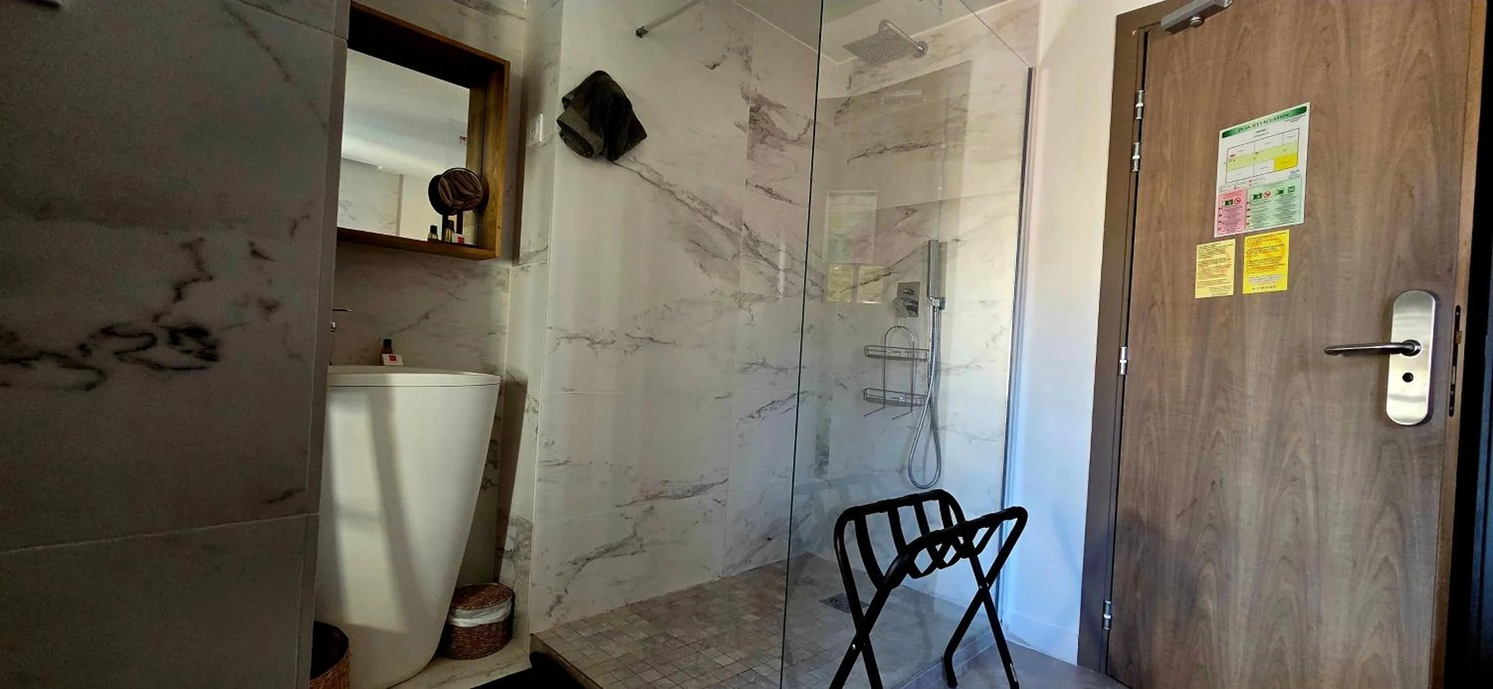 Shower in Le Petit Trianon et le Charme des Suites