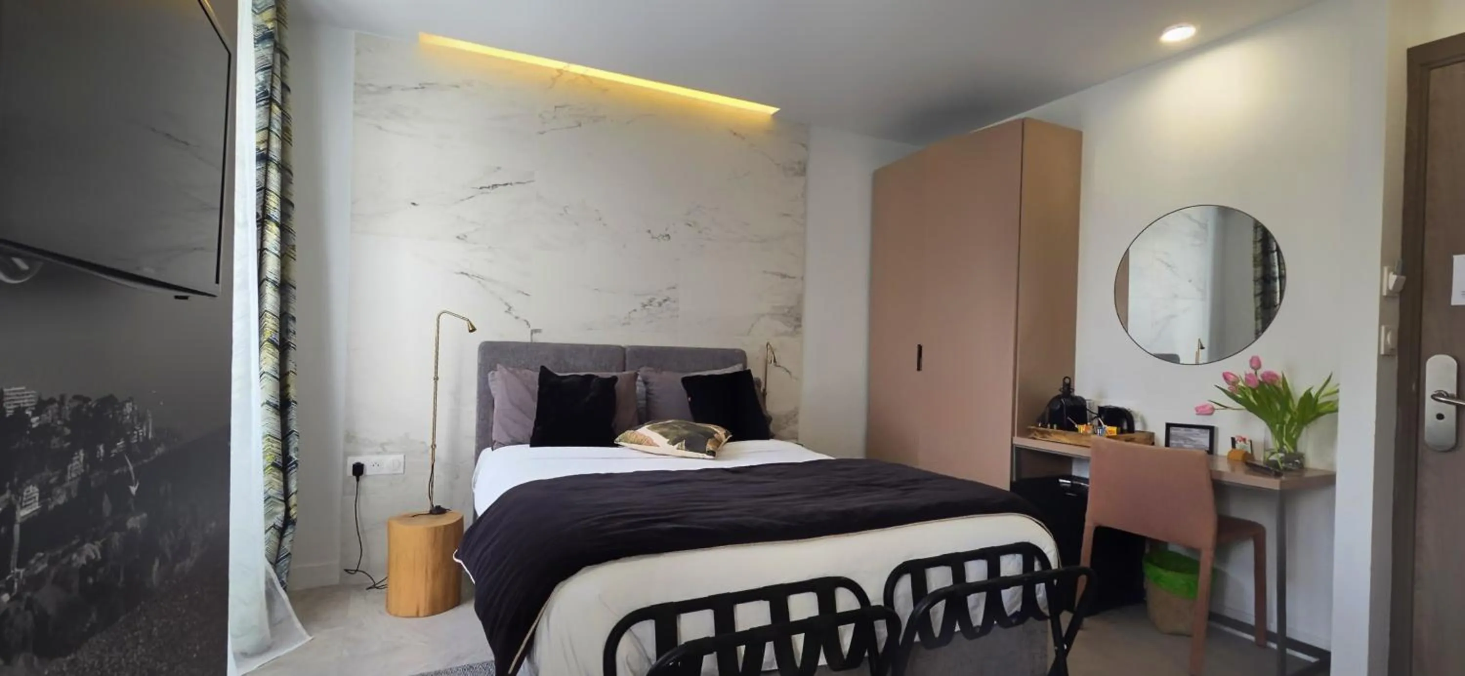 Bed in Le Petit Trianon et le Charme des Suites