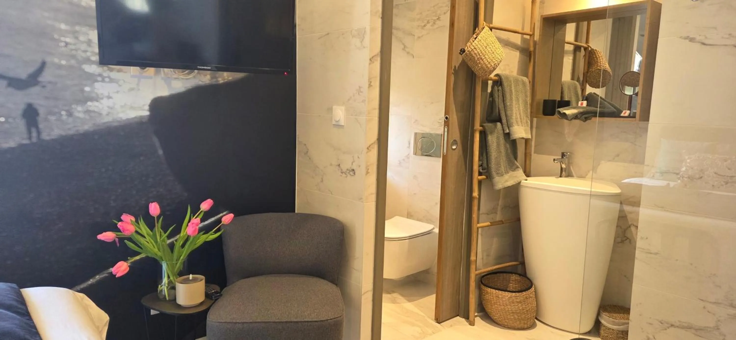 Shower in Le Petit Trianon et le Charme des Suites