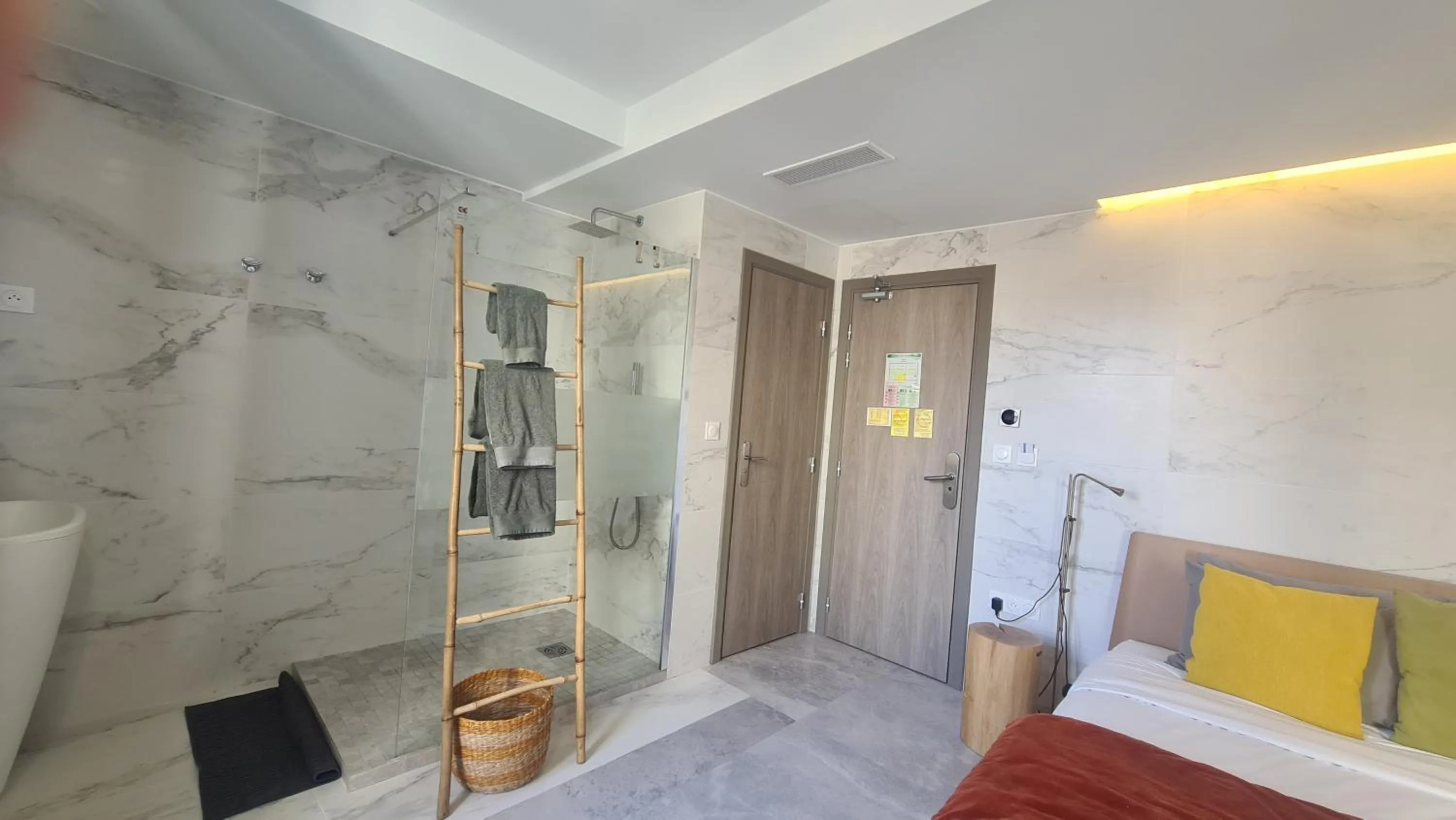 Shower, Bed in Le Petit Trianon et le Charme des Suites
