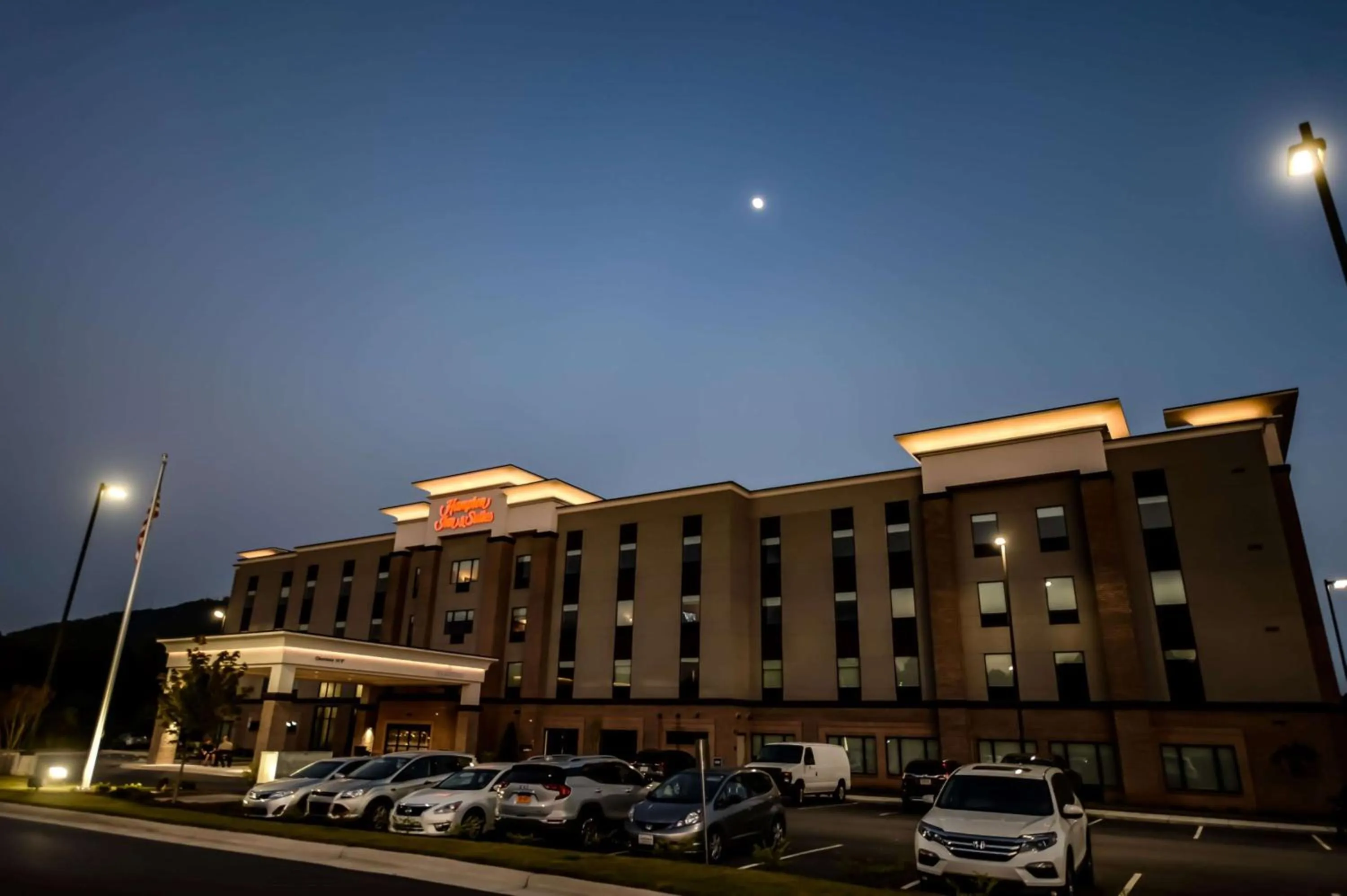 Property building in Hampton Inn & Suites Lenoir, NC