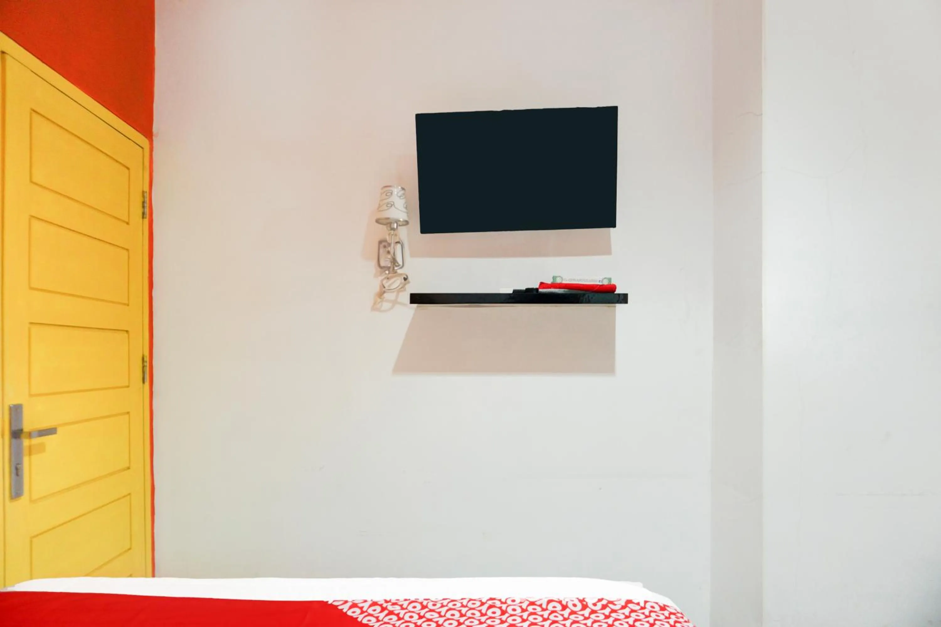 TV and multimedia in Hotel O Bandar Lampung Near Gor Saburai Formerly Omah Anakku