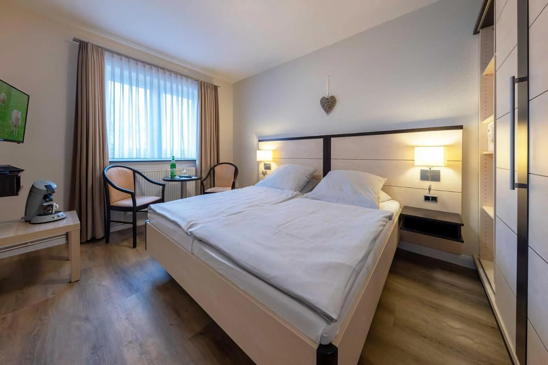 Photo of the whole room, Bed in Landgasthof Struckum