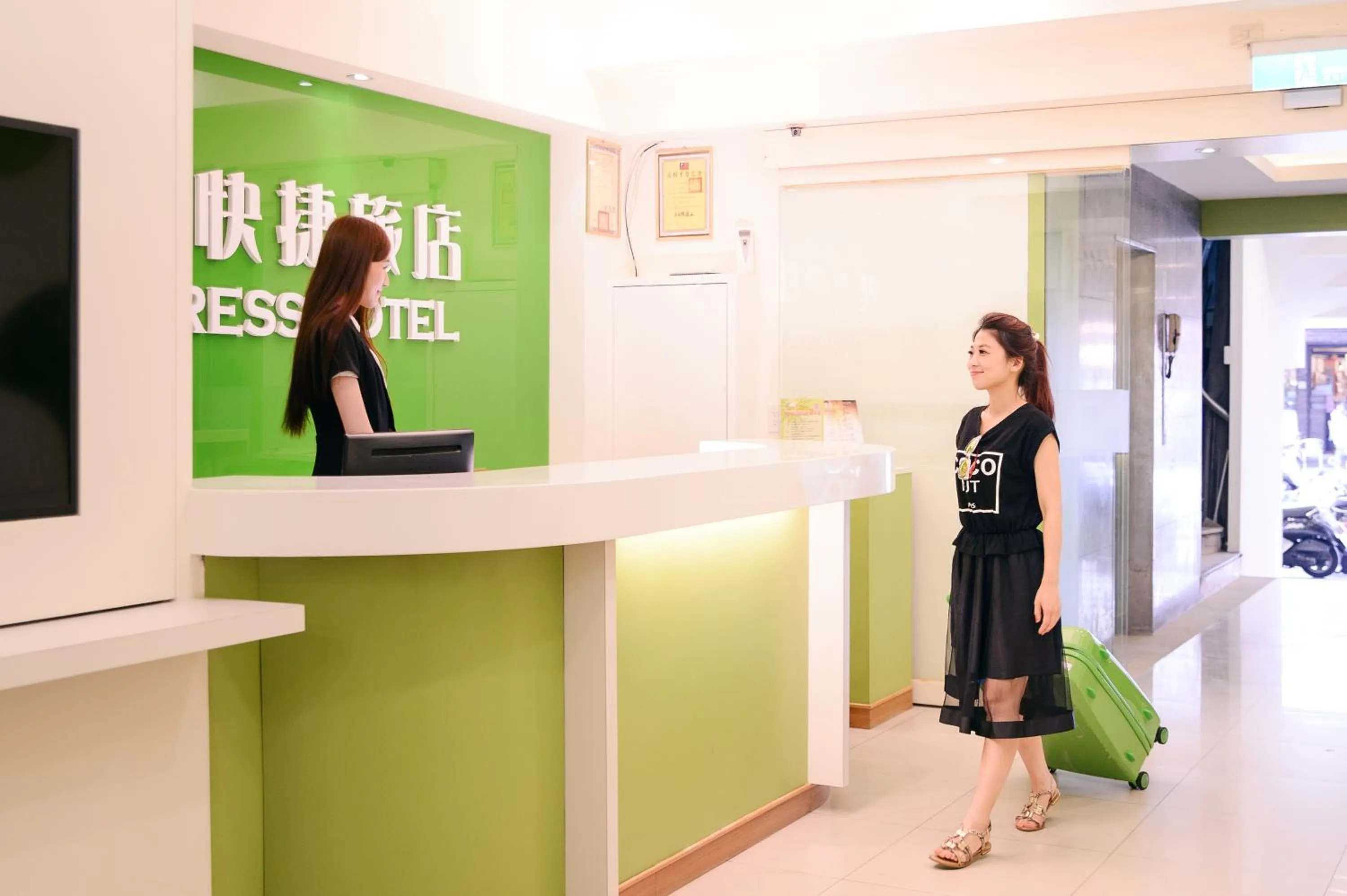 Staff in KIWI-Taichung Station Branch 1