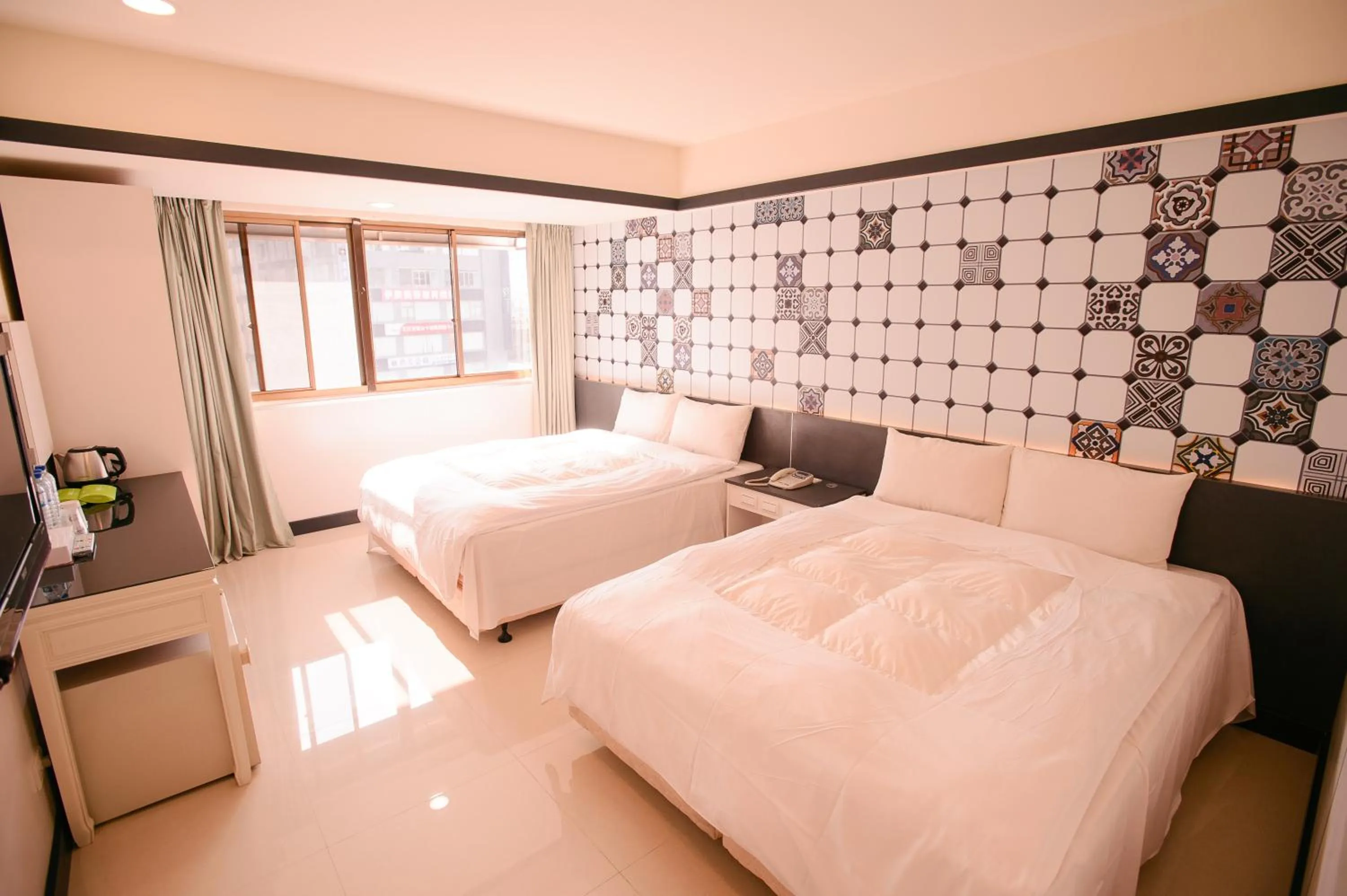 Seating area, Bed in KIWI-Taichung Station Branch 1